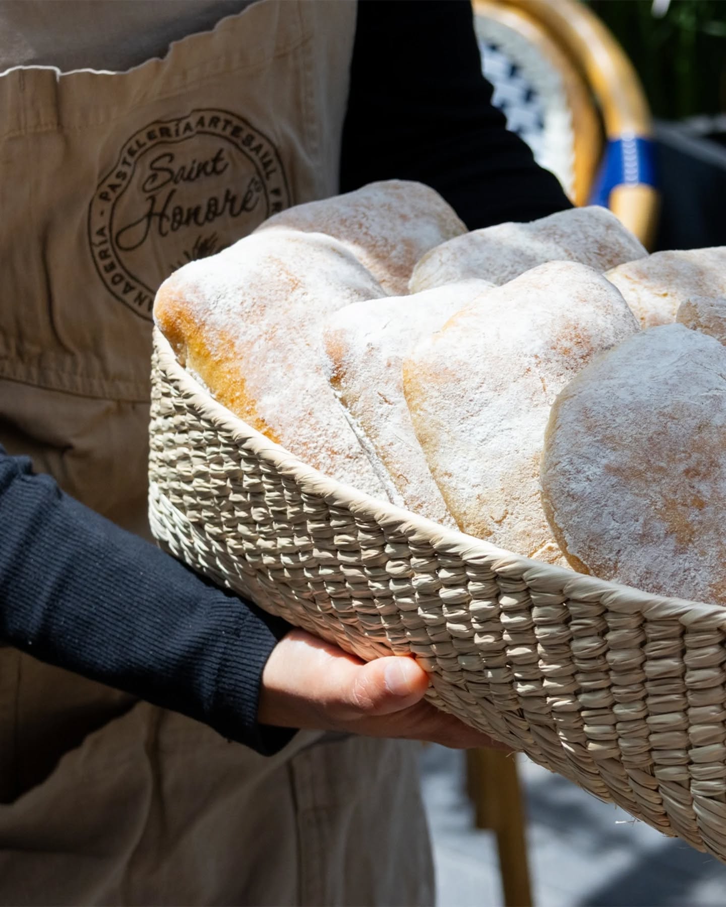 Nuestra ciabatta se trabaja bajo el método Respectus Panis: tiempo, baja intervención y fermentaciones prolongadas. Harina de trigo blanca e integral, soya amarilla orgánica, sal de Colima, levadura y masa madre. Una formulación sencilla que exige precisión en hidratación y reposos. Corteza delgada, miga abierta y carácter definido por la fermentación. Pan directo, sin atajos. 💛😶🌫️