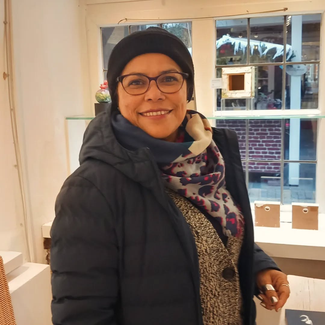 Heute in der Galerie: unsere Sonia. Sie trotzt dem regnerischen Wetter und bringt neue "heiße" Bilder/Penumbras mit.🔥
#kunst #schnoor #bremen #Galerie #schwarzweiss #vinyl #penumbras