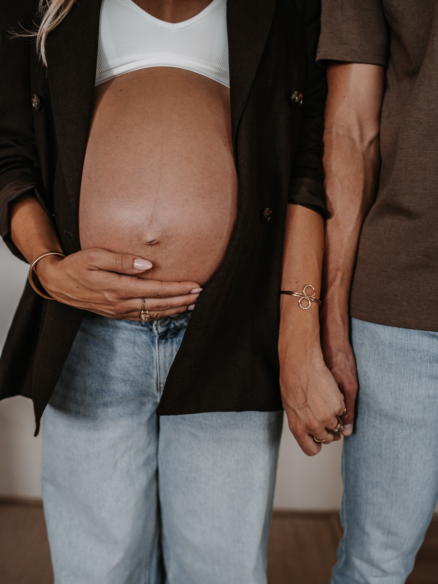 Ik had deze 2 prachtige mensen voor mijn lens staan die samen hun eerste kindje verwachten.🥰 Wat een bijzondere periode.
Een jong stel wat opeens samen een gezin gaat vormen. Alles gaat veranderen. Waar je eerst samen “gewoon” vriend & vriendin bent, wordt je opeens papa & mama.👶🏼
Deze hele speciale fase voor een stel vast mogen leggen is fantastisch om te doen. Deze foto’s worden een blijvende herinnering die nog generaties lang gekoesterd en bekeken zullen worden. Ik blijf het steeds opnieuw speciaal vinden, keer op keer.❤️
•
•
•
#eerstekindje #zwangerschapsshoot #zwangerschap #gezinsleven #babyopkomst