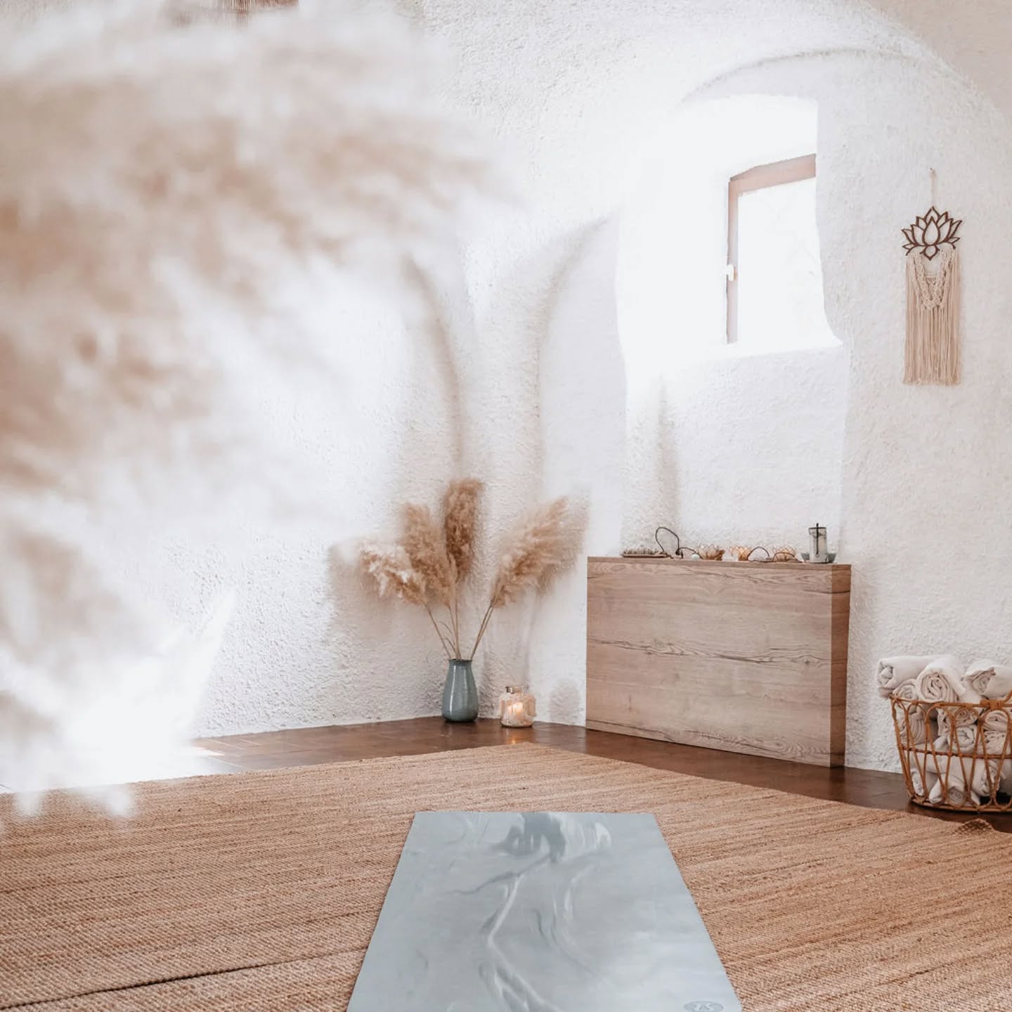 Still my Happy Place. 🤍
Mein Yogaraum ist immer noch mein absoluter Lieblingsplatz.
Ein Ort der Ruhe, des Ankommens und des Durchatmens.
Doch eigentlich sind es nicht nur die Wände, die Atmosphäre oder die Matten, die diesen Raum so besonders machen.
Es sind die Menschen, die ihn mit Leben, Energie und Herz füllen.
Jeder Atemzug, jedes Lächeln, jedes gemeinsame Innehalten macht diesen Raum zu dem, was er wirklich ist:
ein Ort der Verbindung. 💫
Ich bin so dankbar für jeden einzelnen Menschen, der hier mit mir praktiziert, wächst, loslässt und einfach sein darf.
Danke, dass ihr diesen Raum zu etwas so Besonderem macht. 🤍
📸@janaolbrich_fotografie
#reliefandflow #relief #flow #yogaraum #happyplace