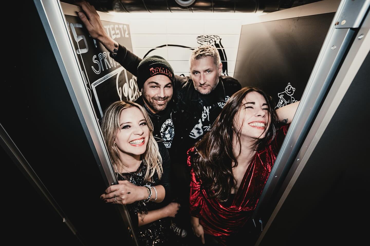 🎉❤️20 Jahre DELILAHS❤️ 🎉Wir feiern in der @muhle_hunziken - mit Special Guests & @themfleurs - was für eine Ehre🍾 DO 22.10.26 - Infos & Tickets -> muehlehunziken.ch. Bild von @t13fotografie❣️ #mühlehunziken #delilahsmusic #20years #jubiläumskonzert #bern #champagne @le_r_lerene