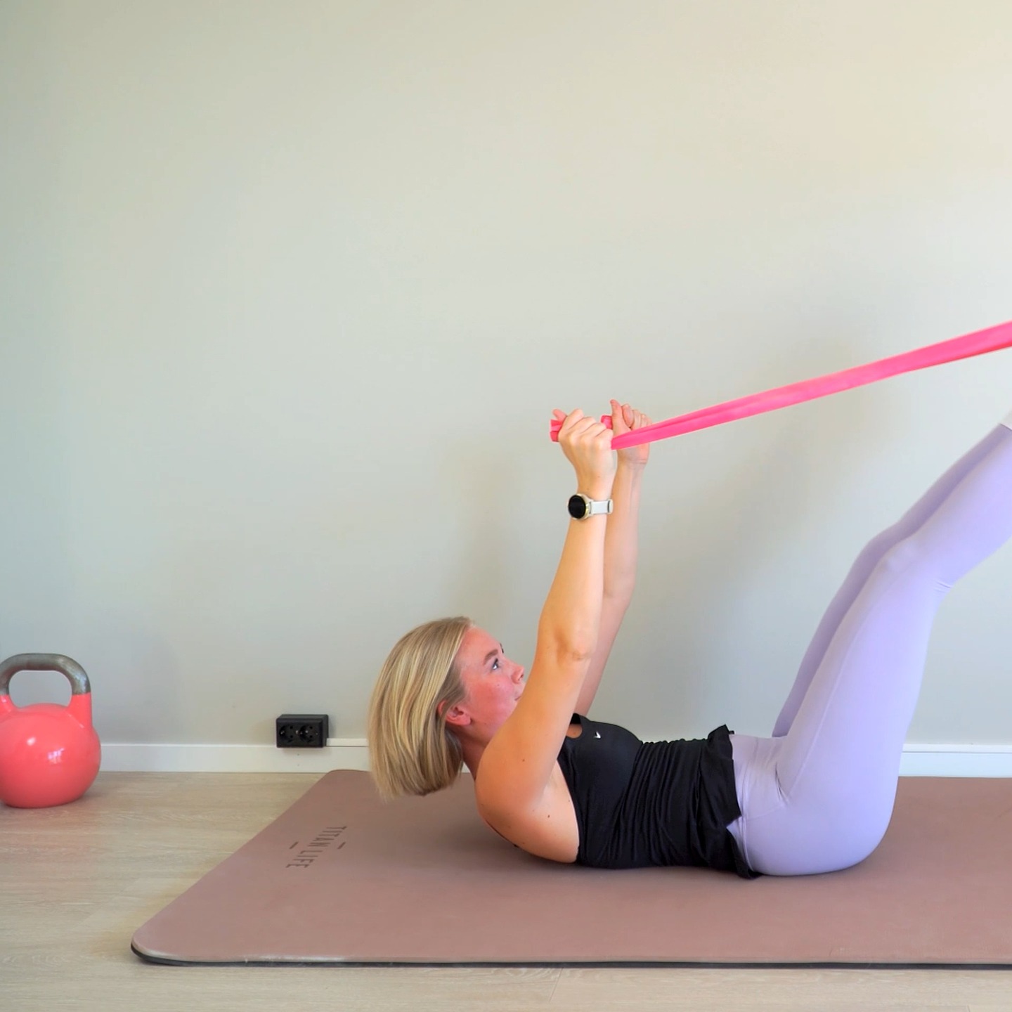 En litt "spennende" mageøvelse 😅 Med strikk trenes også bakside av skuldrene 🙌 Lett for magen? prøv uten strikk!
📲 Bli STERK med APPen vår: https://styrketreninghjemme.no
#magetrening #hjemmetrening