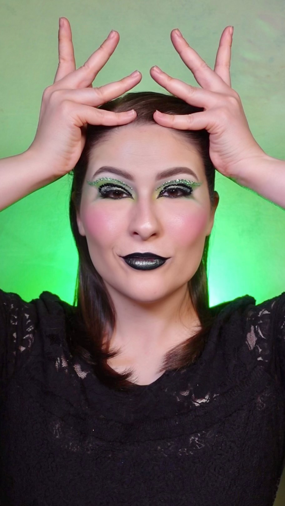 Ask and ye shall receive, my Queens! ๐๐
Here is my take on the one youโve been waiting for, Miss Anne Boleyn, currently played by one of my favorite inspirational ladies @dylanmulvaney and sung here by @andrea.cesyl! Also HAVE to give a shoutout to fellow performer and MUA @giannayanelli whose Boleyn looks I ALWAYS gagged for! Go check her out at @gigibeautynyc!
Who should I do next? ๐๐๐
@sixbroadway @sixustour @sixthemusical
#broadwaymakeup #makeuptransition #sixthemusical #makeuptransition #broadway
