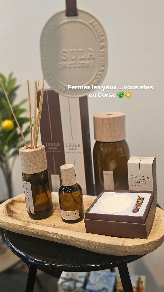🌰 Une parenthèse gourmande.
Aujourd'hui on craque pour la douceur enveloppante de la fleur de Chataigne de chez Isula ✨️
C'est l'une des senteurs les plus emblématiques et chaleureuses de la Corse. On est sur quelque chose de gourmand, de réconfortant et de très "cocooning" parfaite lorsque la meteo est fraiche .
C’est l’odeur d’un foyer chaleureux et cette note sucrée si particulière qui rend les intérieurs corses si accueillants. Un parfum authentique qui transforme instantanément votre salon en un cocon de sérénité.
L’expérience Isula :
🍂 Notes boisées & sucrées : L'équilibre parfait de la châtaigne corse.
🏠 Ambiance chaleureuse : Idéal pour créer un intérieur apaisant.
Prêt à succomber à la gourmandise ? 👉 Découvrez la fragrance Châtaigne dans notre boutique à Lyon.
Apparence 32 rue Ney
Spray ou bouquet ?
#IsulaParfums #ParfumAmbiance #Chataigne #Corse #Castagniccia DecoChaleureuse AmbianceCocooning SenteursDeCorse
