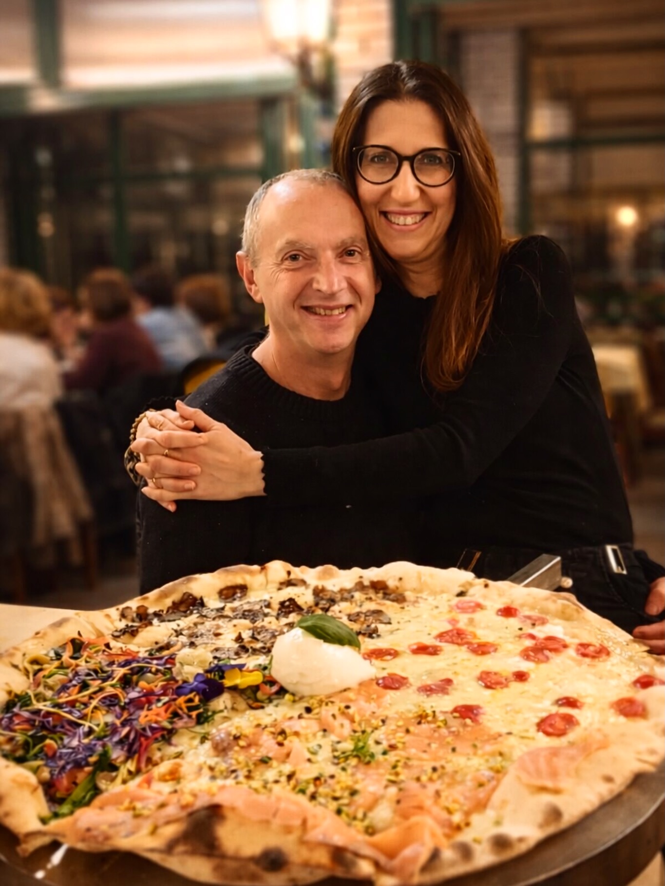 Non è una pizza.
È La Ruota di Evandro 🍕
A Martinsicuro, da oltre 50 anni, trasformiamo un impasto in un’esperienza.
Ogni spicchio è equilibrio, ricerca e identità.
👉 Questo è il Metodo Evandro Taddei.
Una pizza da condividere, da fotografare… ma soprattutto da ricordare.
📍 Via Aldo Moro 97, 64014 Martinsicuro (TE)
📩 Scrivici in DM o su WhatsApp per prenotare
#PizzeriaMartinsicuro #LaRuotaDiEvandro #MetodoEvandroTaddei #PizzaGourmet #FoodExperience