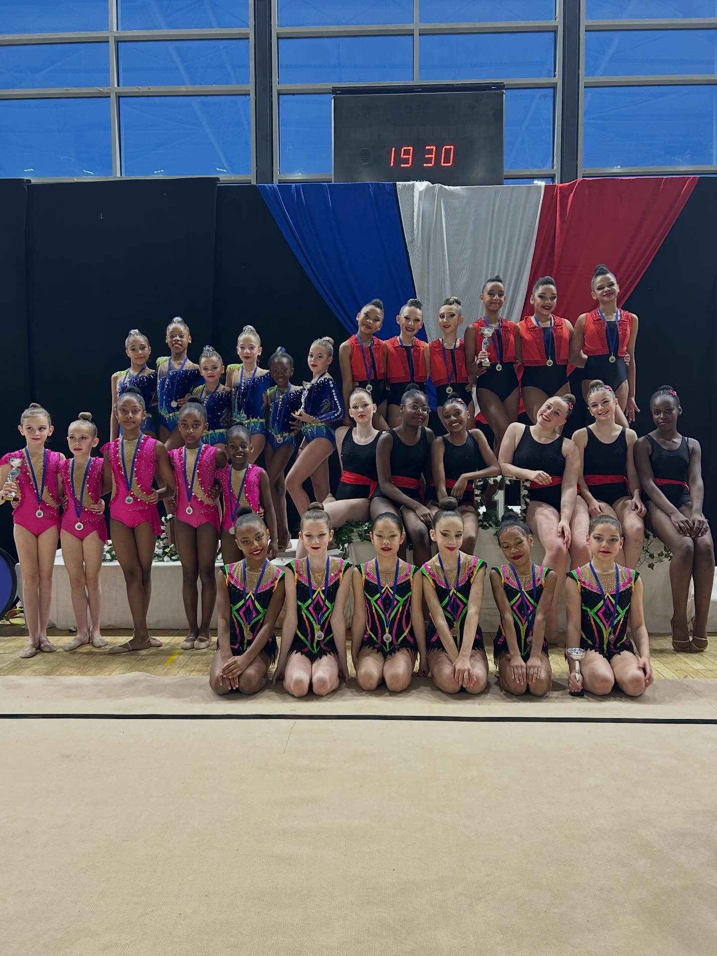 🏆 CHAMPIONNAT INTER-DÉPARTEMENTAL FFG – VITRY 🏆
Les week-ends de compétitions s’enchaînent pour CPGR, qui participait au Championnat inter-départemental des Fédérales A et Nationales.
Nous avions 9 ensembles en compétition !
De beaux passages pour nos gymnastes, quelques erreurs, mais de très belles progressions pour l’ensemble de nos équipes !
Voici les résultats de ce week-end de compétition :
- Résultats du samedi -
🌟 Nat 7-9 : 2e / 3 🥈
🌟 Nat 10-11 : 3e / 4 🥉
🌟 Fed A 10-11 : 2e / 8 🥈
🌟 Fed A -13 : 1re / 13 🥇
🌟 Fed A -15 : 4e / 12 👏🏼