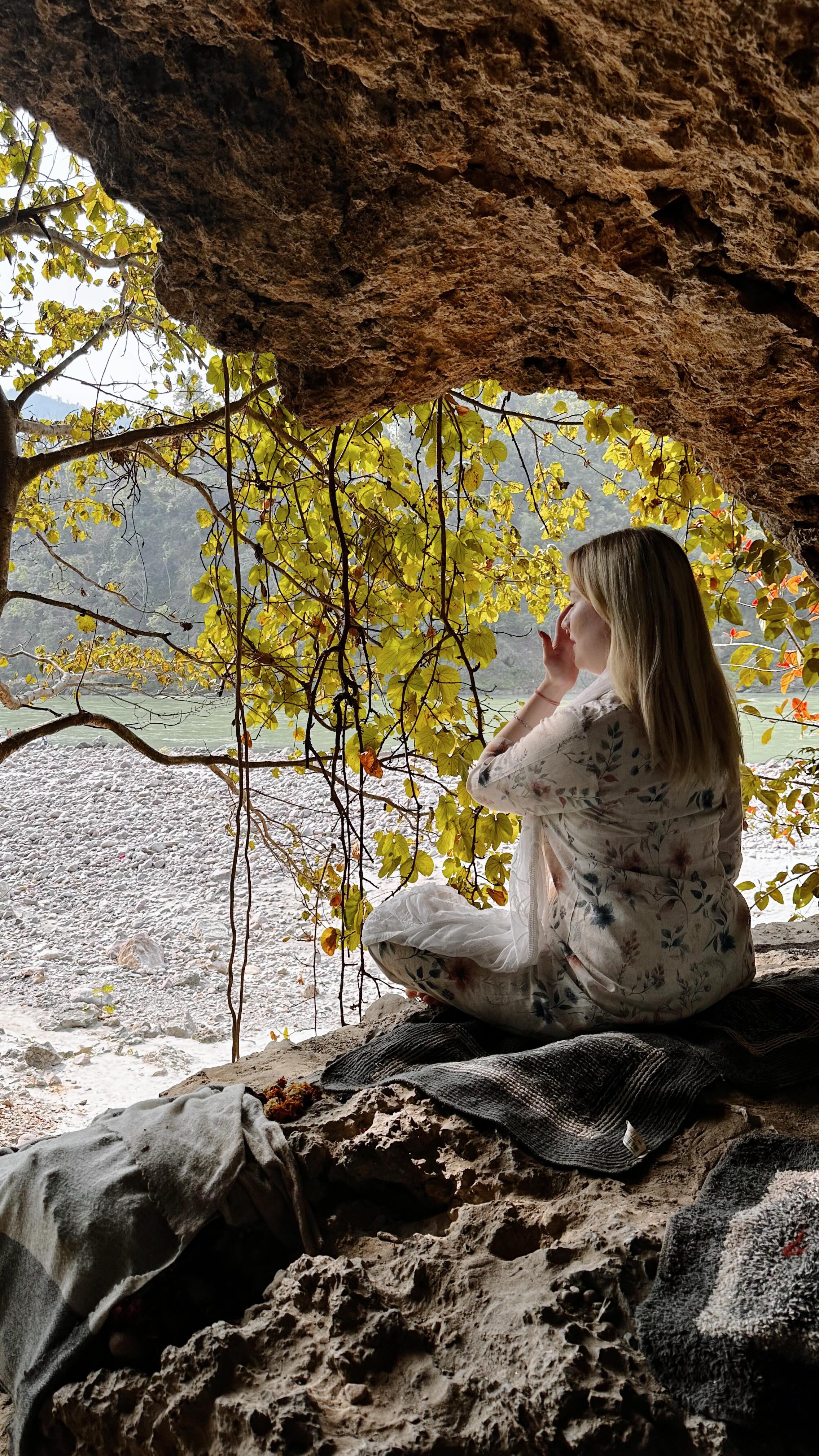 Ricordo ancora il momento esatto in cui ho messo piede per la prima volta a Rishikesh ❤️
Un’emozione profonda e pervasiva, difficile da spiegare, come se in quel luogo tutte le parti di me che non avevo ancora incontrato facessero ritorno a casa: una sensazione di Unità, di coerenza e coesione con il mio stesso Io che non avevo ancora sperimentato qui in Occidente.
A Rishikesh l’energia dei rishi, dei saggi, è ancora palpabile. È un posto in cui le frequenze sono altissime 🙏🏻 Ci sei già stata/o?
👉🏻 Se ti va, puoi ascoltare la mia esperienza completa su YouTube digitando “Il mio primo viaggio in India | Thea Crudi”.
✈️ Ti ricordo anche che è in programma un nuovo viaggio nel Sud dell’India, previsto per il prossimo settembre 2026 🥰
💬 Commenta scrivendo “Maestri” per ricevere informazioni dettagliate sul prossimo viaggio in India.
Sei mai stata/o in India?
Se sì, come ti ha cambiato? ✨
#rishikesh #india #spiritualità #yogaitalia #indiadelnord