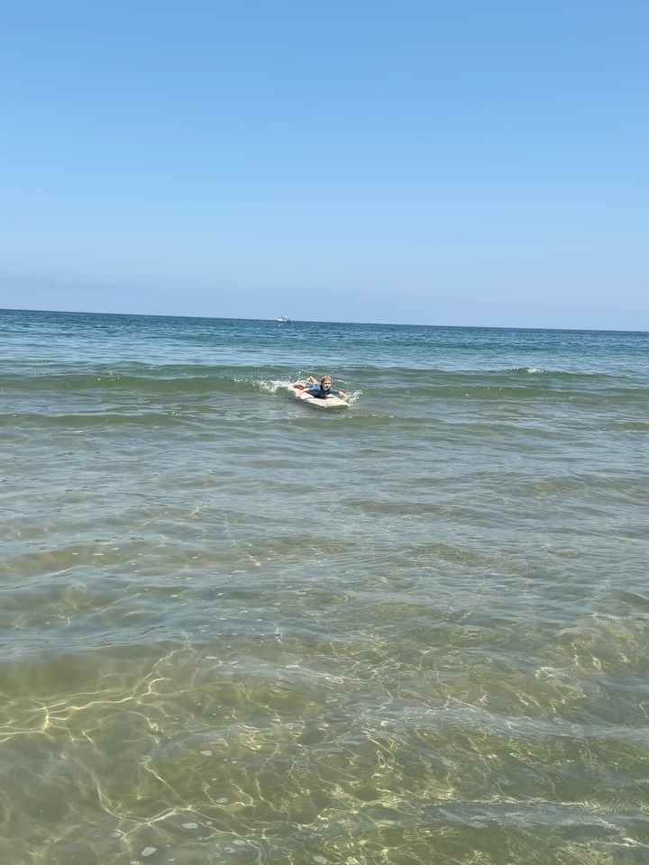 Life comes in waves 🌊.
Some are gentle.
Some knock us down.
Some carry us farther than we ever imagined.
And sometimes… you catch one just right 🏄♂️
The joy isn’t in getting it perfect