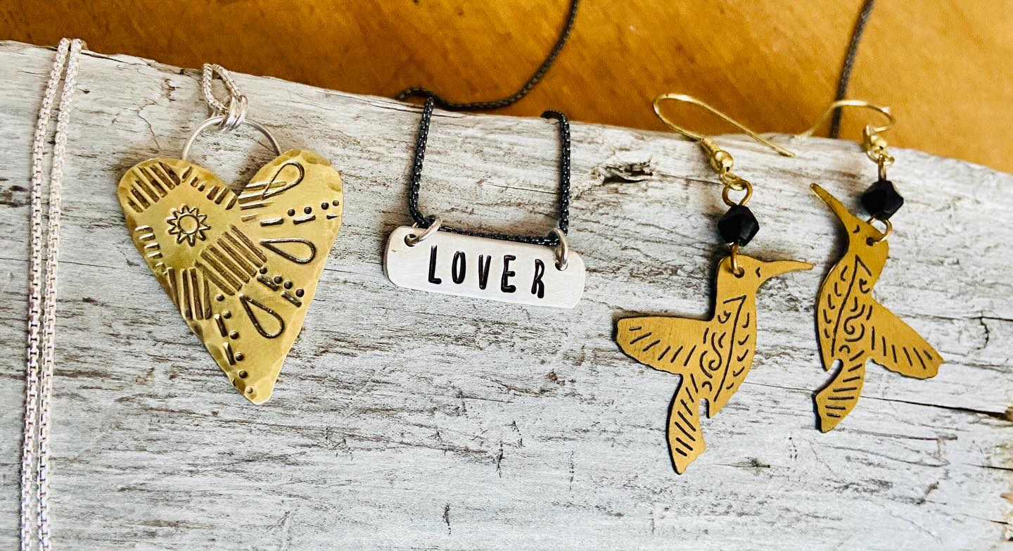 What I wore to see @richardashcroftofficial last night!
………………
Brass heart necklace @magicinthegrass
Bespoke ‘Lover’ necklace @magicinthegrass
Brass bird earrings @sharedearthuk
………………
✌️😎 🎸💕
