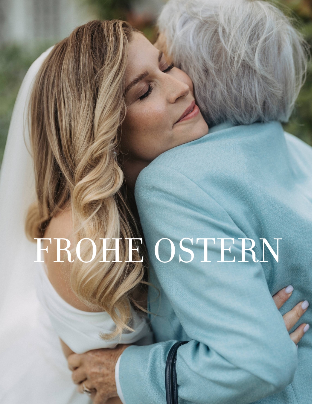 Nicht nur das „Ja-Wort“ erzählt die Geschichte dieses Tages.
Es sind die leisen Momente dazwischen.
Ein nervöses Lächeln, das keiner bemerkt.
Eine Hand, die kurz nach Halt sucht.
Der Blick der Mutter, wenn sie ihr Kind sieht – und plötzlich alles versteht.
Während vorne gefeiert wird, passieren hinten die echten kleinen Wunder:
Freunde, die sich nach Jahren wieder in den Armen liegen.
All diese Nebenschauplätze sie sind es, die eine Hochzeit lebendig machen.
Und manchmal sind genau das die Bilder, die für immer bleiben.
In diesem Sinne wünsche ich Euch schöne Ostertage mit Euren Liebsten.