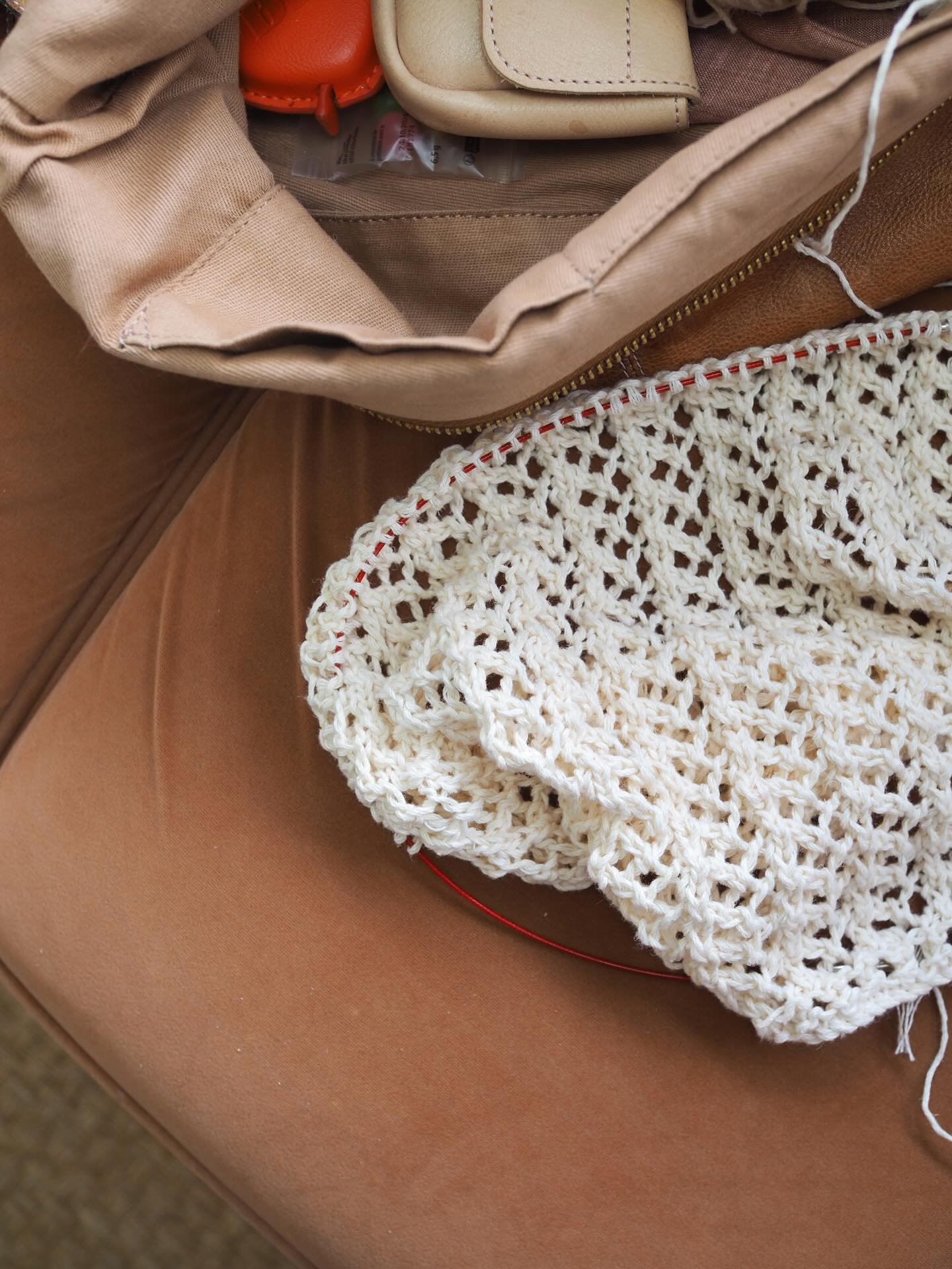 Je ne sais pas si ça donnera comme j’ai en tête, mais j’avais envie de m’amuser et tricoter un nouvel accessoire estival. A suivre … 🌿
Fils . Damya @natissea.chanvre
__________________________________
#atelieremiliedesigns #belembyae
Tricot Knit knitting tricot