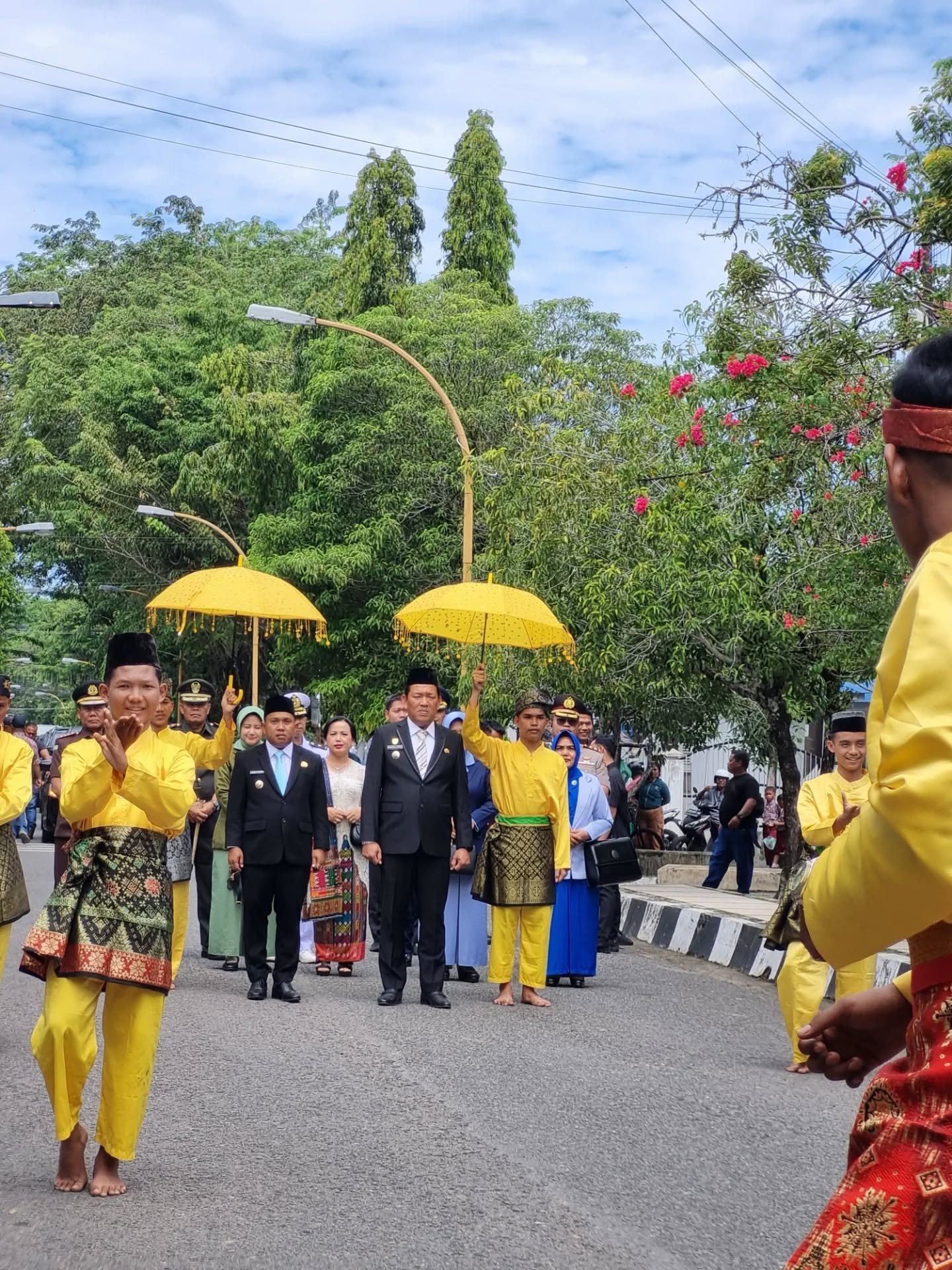 Oi Dusanak!
Sebuah kesempatan yang baik bagi FKK Sibolga Tapteng turut berhadir dalam undangan kegiatan Ramah Tamah oleh @pemko_sibolga pada peringatan Hari Jadi Sibolga Ke-326.
Suguhan prosesi kebudayaan penyambutan tokoh dengan Bagalombang dan musik Talibun - Sikambang, luar biasa menarik untuk disaksikan.
Selamat Hari Jadi Sibolga Ke-326
#hjs326
#EksotikaSibolga
#sibolgaheritage
#budayapasisi
#sikambang