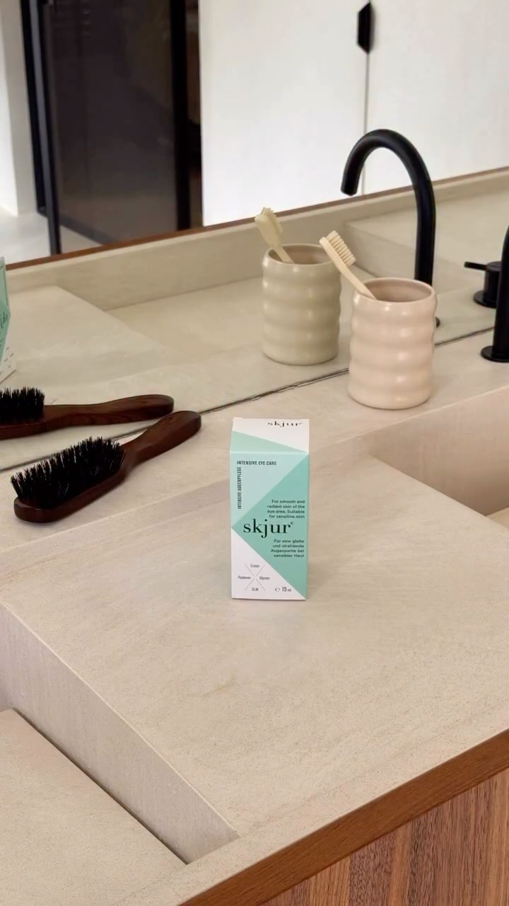 BYE BYE müden Augen! 😉 Das Ergebnis: hellere, glattere und erholter wirkende Augenpartie jeden Tag.
Unsere intensive Eye Care wurde für die empfindlichste Haut entwickelt.
Ectoin stärkt deine Hautbarriere und schützt vor täglichen Umweltstressoren, während Hyaluronsäure intensiv Feuchtigkeit spendet und feine Linien sichtbar glättet.
Jetzt auf skjur.shop und in Apotheken in Österreich
#skjur #augencreme #augenringe