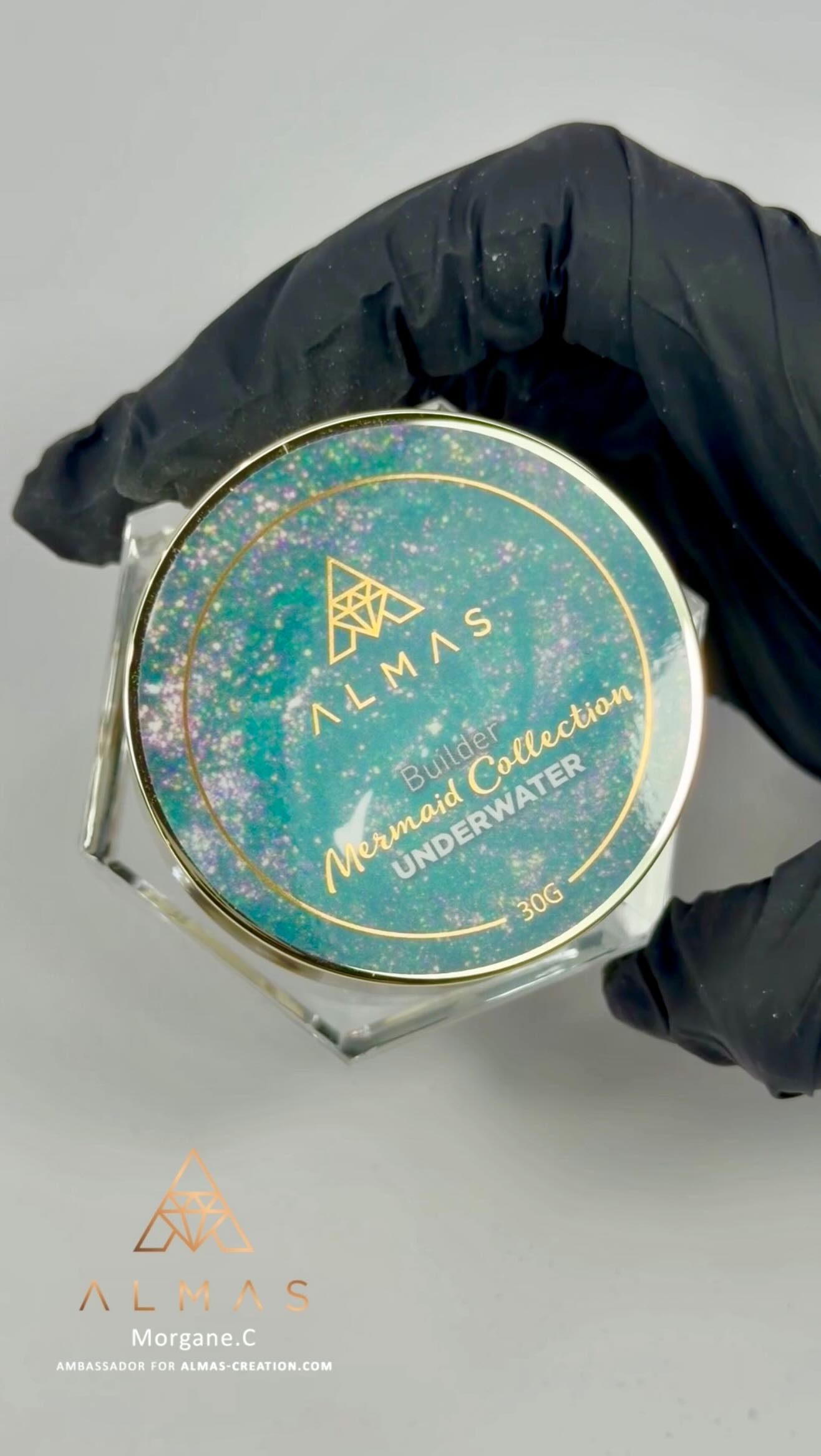 Quelle est votre référence de popit Almas favorite? Et pourquoi? Dites-nous tout en commentaire! ⬇️
En mélangeant les popits 6, le builder Underwater (extrait de la collection de builder gels Mermaid) et la finition brillante Diamond Top Coat, Morgane a obtenu un résultat d’une grande beauté, tout en simplicité! 🤩
#glitternails #popitnails #almondnails #turquoisenails #bluenails