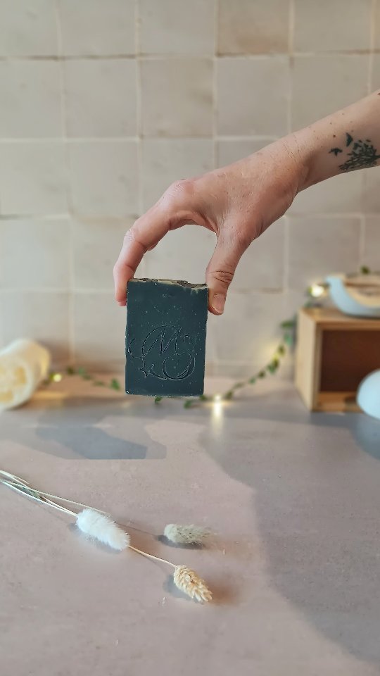 La nature est fascinante.
Elle n'a pas besoin d'artifices pour être belle.
Ma collection éphémère "Les Sauvages" s'en inspire.
Je l'ai voulue brute, essentielle mais toujours aussi douce.
Restes pour en savoir plus !
#faitmain #artisanefrançaise #savonnerieartisanale