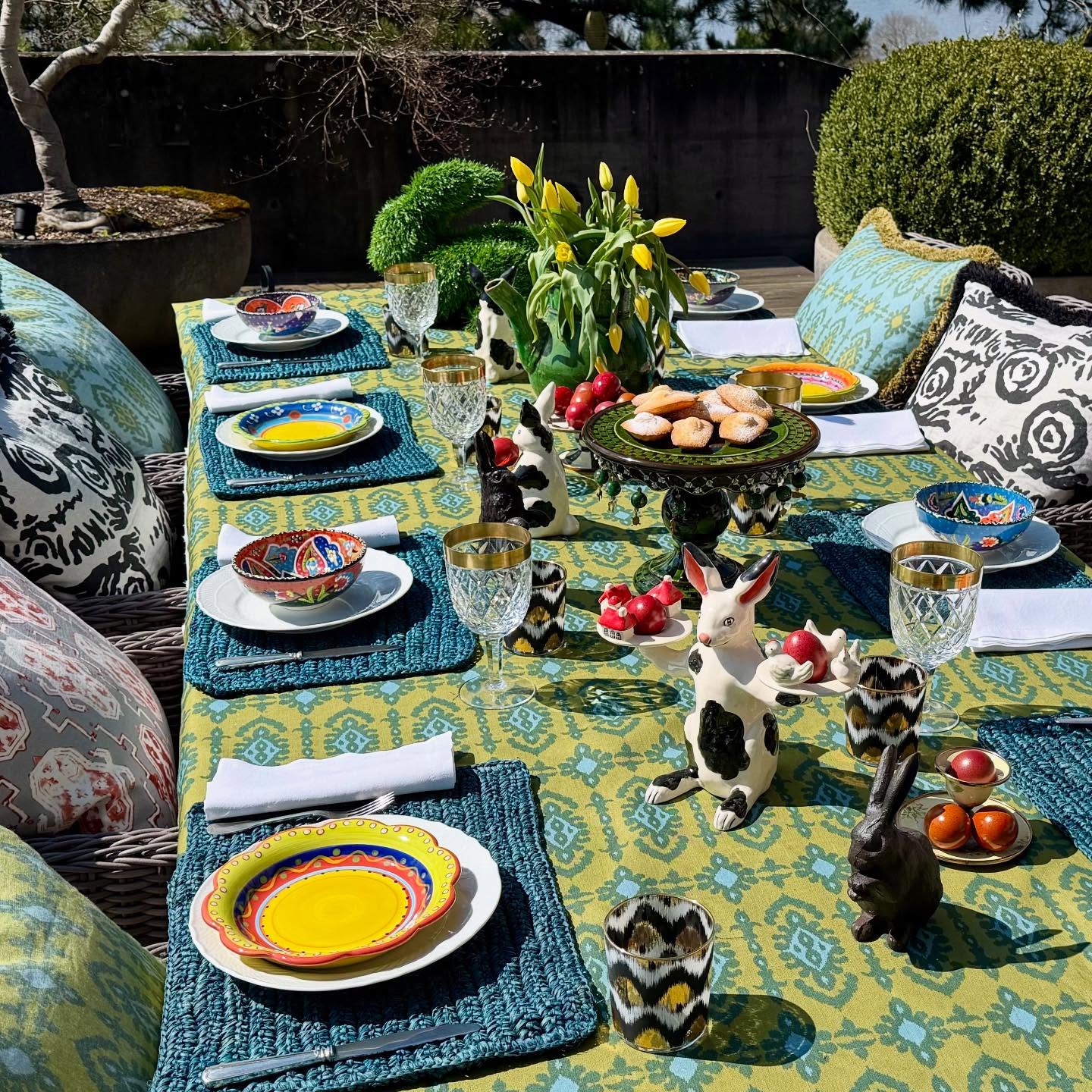 Set the table, gather your favorite people & let spring do the rest ☀️ - Happy Easter Weekend 🐰
#tablecloth #custommade #pillows #textiledesign #swissmade