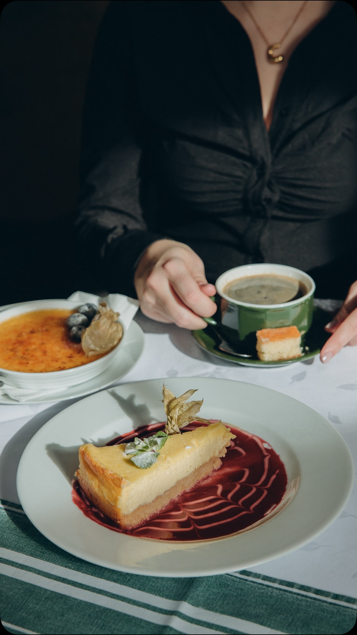 „Nein danke, ich trinke keinen Zucker im Kaffee.“
…und dann stehen plötzlich Käsekuchen in Himbeersoße und Crème Brûlée vor einem.
Man muss ja nicht alles so genau nehmen oder? 🍰