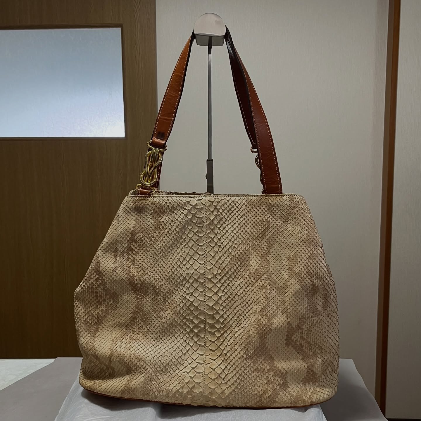 (๑╹ω╹๑ )
ヘビ革バッグ
お手入れ+除菌抗菌
持ち手や底にある白いのは
「スピュー」という油分が
表面化し固着したもの
湿気が多いところで保管
放置したりするとなったり、、
跡は多少残りましたが
キレイに取れました!
ヘビ革がとてもキレイ☆
-----------------------------------
爬虫類革などの
エキゾチックレザーは
仕上げによっては
専用クリームや防水スプレーも
シミや変色する場合があるので
気をつけて使いましょう☆
靴・バッグ・お財布など
革製品のお手入れ
お気軽にご相談ください
ご相談だけでも◎
☆ご依頼・お問合せ☆
shoeblacklibre.com
新潟県見附市葛巻町1687-4
080-5069-7224
インスタ• LINEからのご連絡◎
#shoeblacklibre #靴磨き #革のお手入れ #cachettesept #革小物