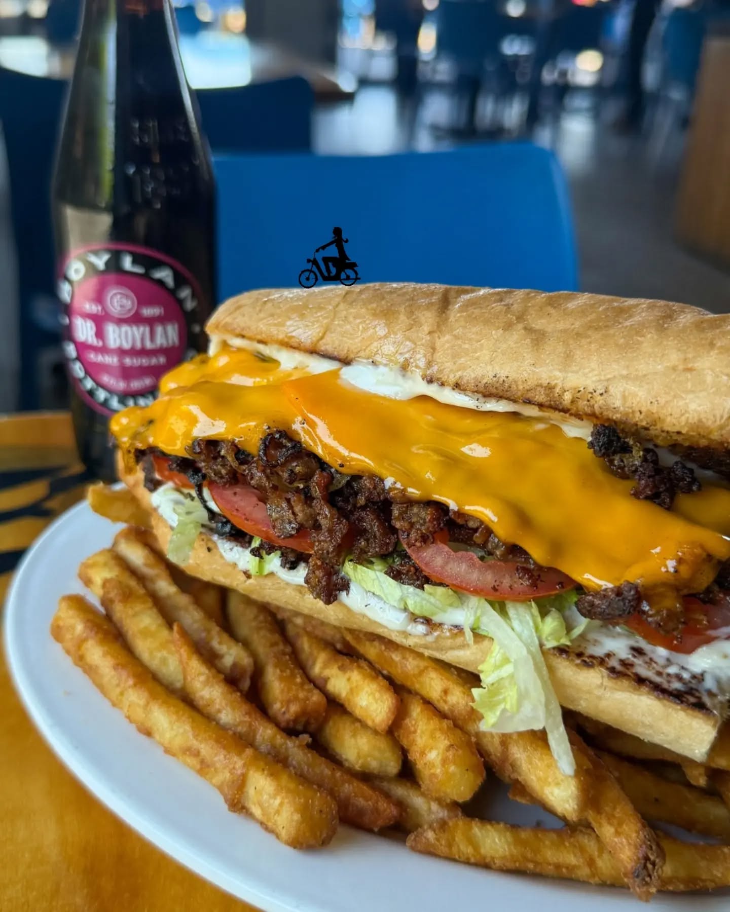 🧀 THE BODEGA CHEEZE CHOP🧀
Now at #greenTempe
NYC style chopped cheese hoagie made with our seasoned beef patty and onions chopped on grill with melty all American cheese, mayo, shredded lettuce, fresh tomato on a toasty bodega bun. Sitting on top of a mountain of seasoned & battered crispy fries.
🍟
#allvegan #alwaysvegan #shopsmall
