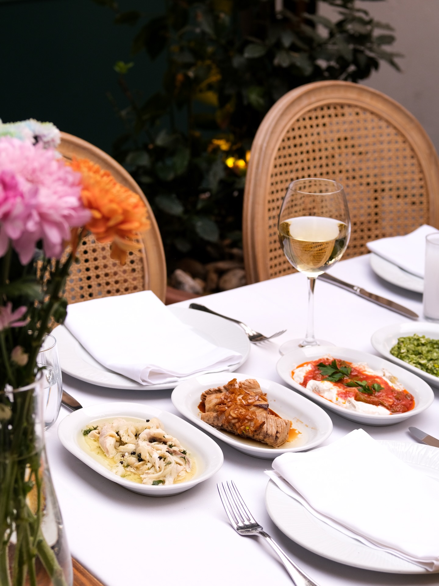 Sultanahmet’te tarihle iç içe bir sofra.
——
A table surrounded by history in Sultanahmet.
📍We await you in our historic wooden mansion in Sultanahmet.
Reservation: +902124581824
WhatsApp: +905312532527
#TurkishSeafood #SultanahmetFood #BalıkçıSabahattin #IstanbulFood #BlueMosque
