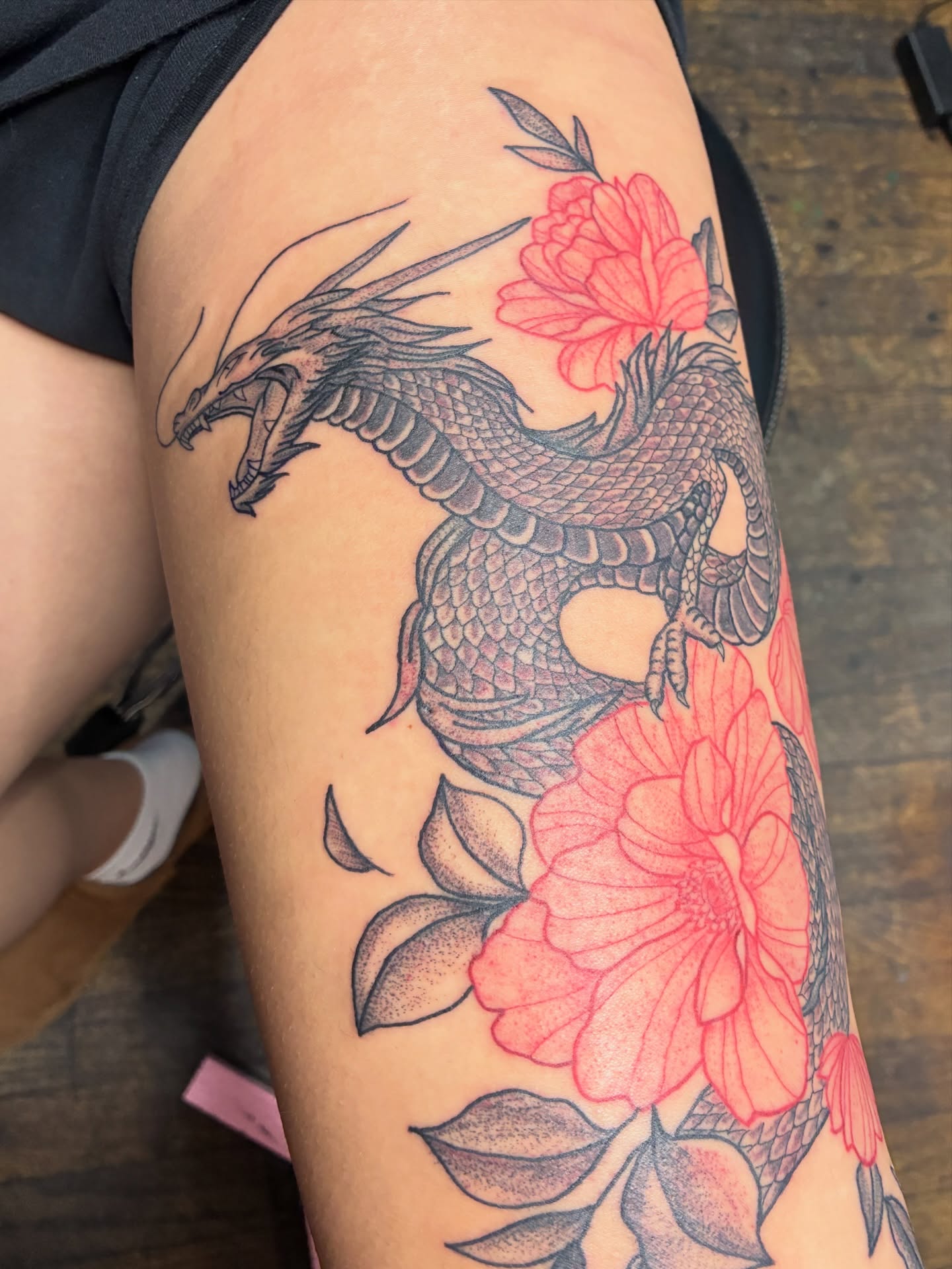 My client sat like a stone for this piece. We did it all in one shot! Thank you for the continued trust. ❤️
Made @tattootattooseattle
#dragontattoo #blackandred #asianinspired