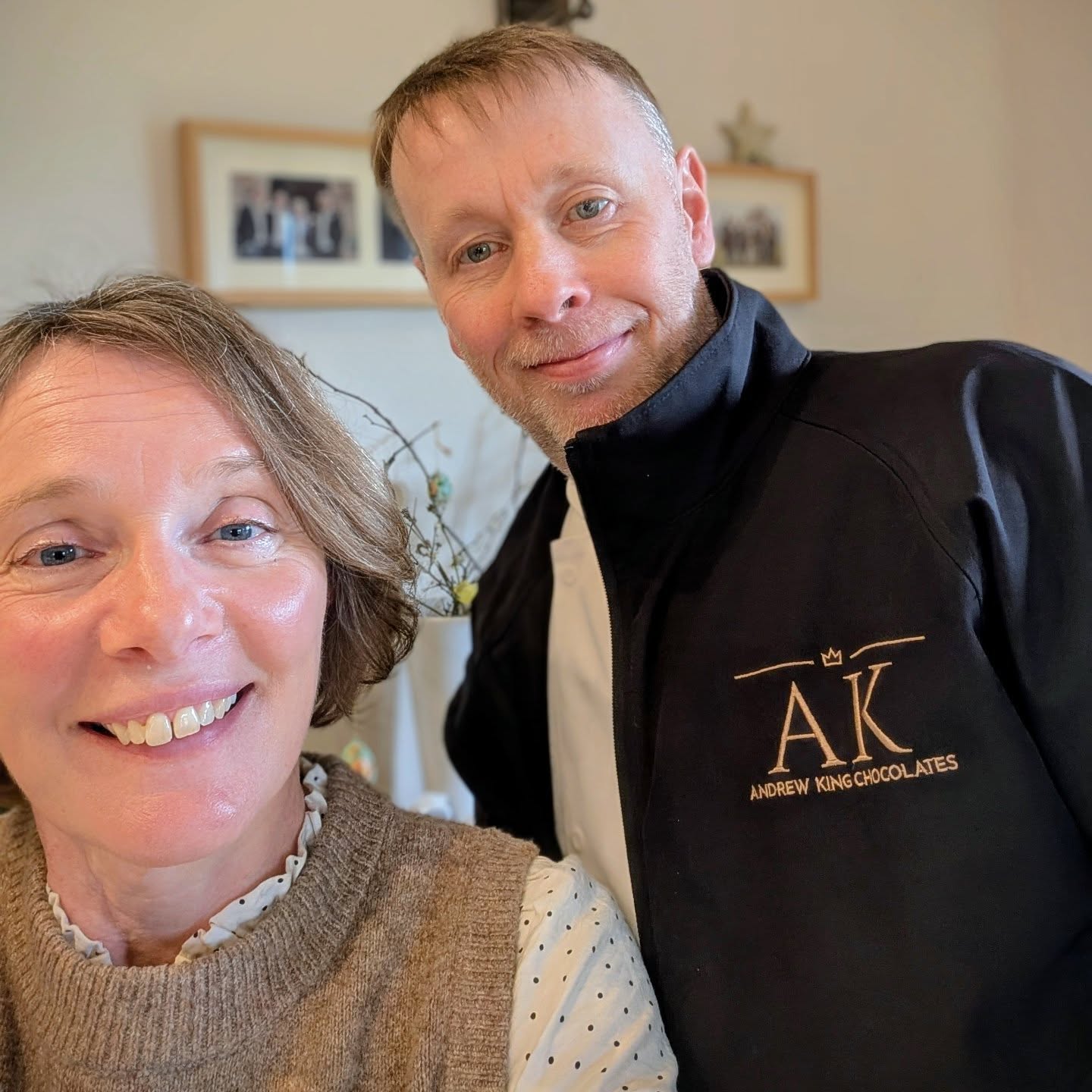 Andrew King Chocolates are out and about this Easter Weekend 🍫🍫🐰🐰🐣🐣
Saturday 4th April @haymarketsltd - Their first Saturday market of the year, Cheryl will be in the Buttermarket from 10am until 4.00pm 🍫🍫🐰🐰
Sunday 5th April @thefoldbransford - Join Andy for their Easter Market 🍫🍫🐣🐣
Loads of other fabulous artisan producers at these fabulous markets, they make a great day out 🤩🤩
See you soon...
www.andrewkingchocolates.com
#eastergift
#easterchocolatefix
#artisanchocolatier
#artisanchocolate
#andrewkingchocolates784