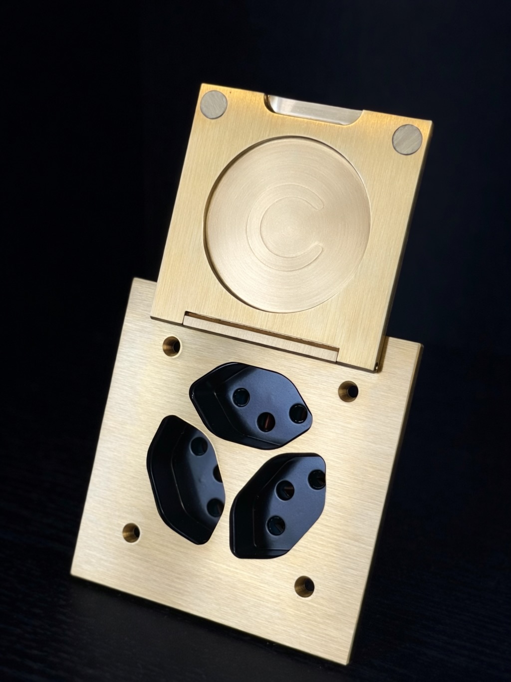 Toutes nos pièces sont imaginées puis réalisées dans nos ateliers situés à Versailles 🤍
#interrupteurs #decoration #electricité #madeinfrance #faitenfrance