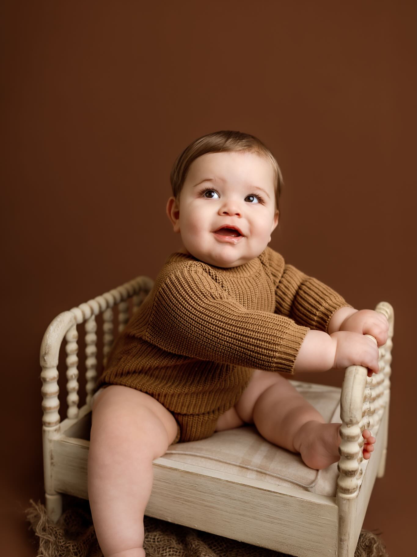 Hi.
Please bring me your baby for milestone pictures.
Iām begging you.
The random facial expressions.
The sweet smiles looking up at mom + dad.
The droooooooooool. š
The rolls.
The teefers popping through. š„¹
The lashes.
Gimme all the babies!