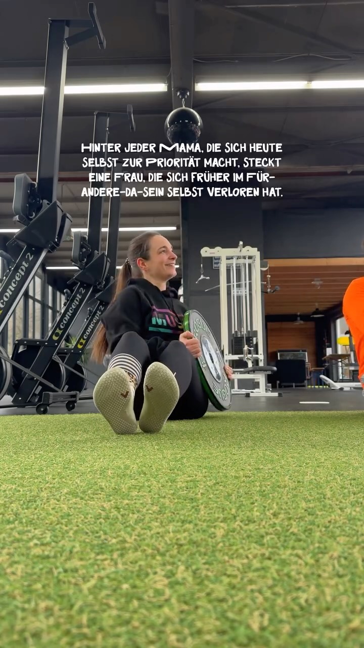 Du bist als Mama nicht egoistisch, wenn du dir Zeit für dich nimmst. Du lebst deinen Kindern gesunde Selbstliebe und -wertschätzung vor!
Wir alle dürfen heilen, während wir großartige Mamas sind ❤️ schick das einer Mama, die wundervoll ist und sich mehr Zeit für sich nehmen darf ❤️
MAMA SEIN • SELBSTFÜRSORGE • PRIORITÄT