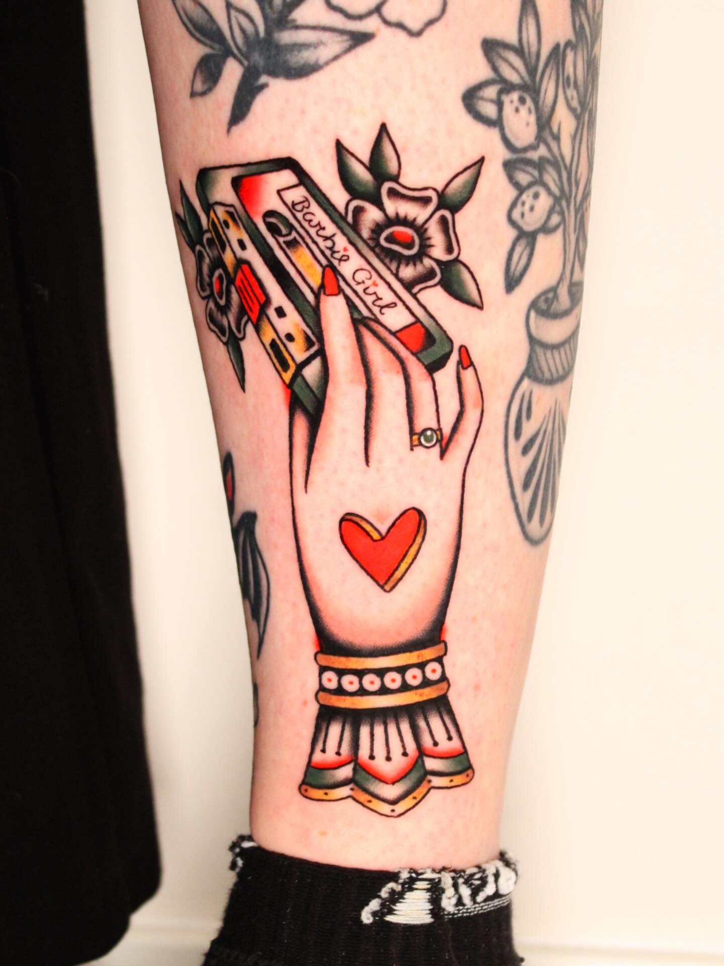 A trip down memory lane for Eline! Back in the times when you had to sit down next to the radio with a cassette tape to record your favorite songs. Kids today don’t know the struggle 😂
🏷️: #traditionaltattoo #traditionaltattoos #tradworkerssubmission #tradworker #oldschooltattoo