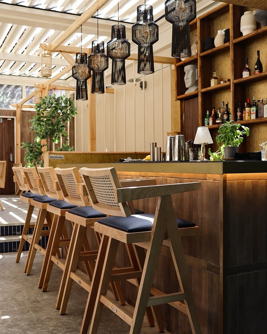 Putting a few more photos of this 2024 bar project on the grid. These @nova.luce pendants were such a great find for the scheme of this indoor/outdoor bar in the heart of Beckenham!
#bardesign #restaurantdesign #hospitality #lights #interiordesign #interiordesign #outdoorbar #beckenham