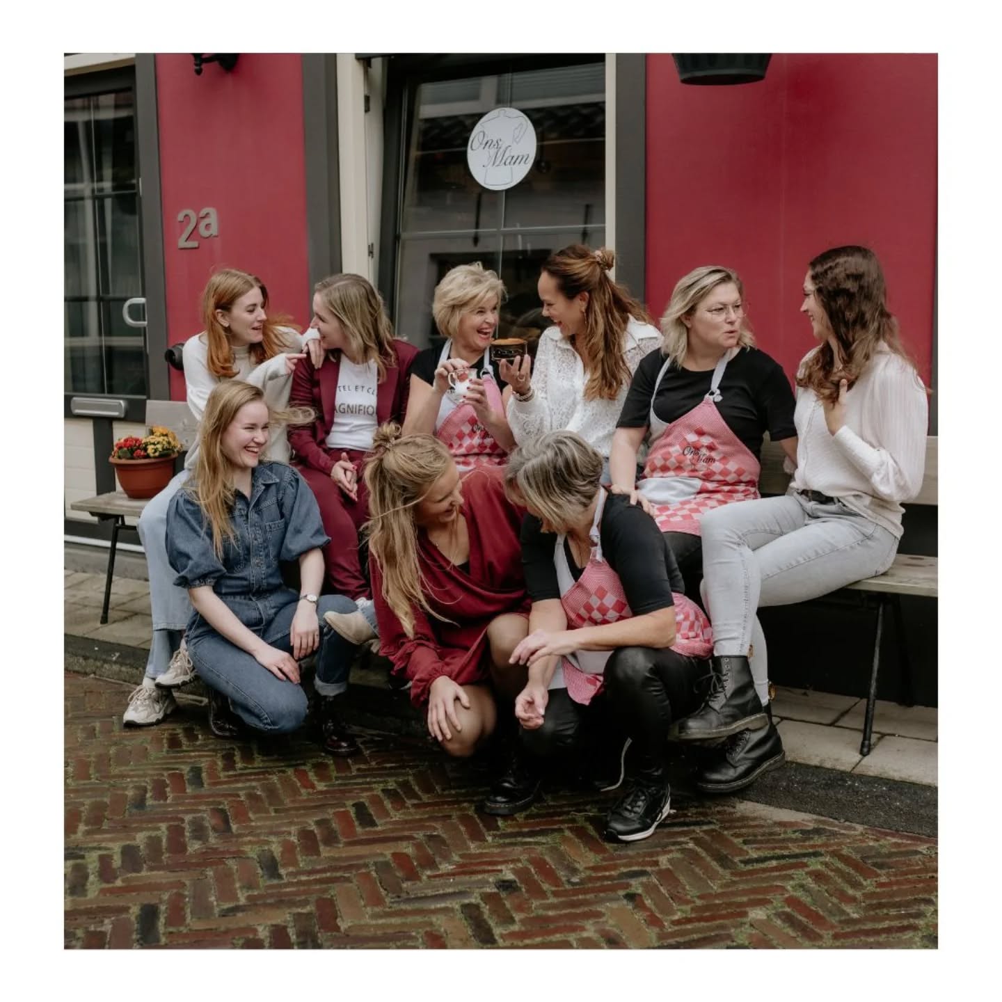 🖤 LEUKSTE ZAAK 🖤
Wat een leuk nieuws: Ons Mam is verkozen tot de leukste zaak van Naaldwijk! 🥳❤️ En dat is natuurlijk niet zomaar — met de gezelligheid, persoonlijke aandacht en huiselijke sfeer maken ze er elke dag weer iets bijzonders van. Zó verdiend!
Nog niet geweest? Dan weet je dus waar je moet zijn 😉 Je vindt ze schuin tegenover de praktijk!
PS Vergeet onze cadeaubon niet voor een heerlijk broodje carpaccio voor de helft van de prijs (sorry zwangeren 🫣)! Deze kan je vinden in de hielprik envelop die je van ons krijgt. Dat wordt smullen! 😋
Liefs,
Team ZOË