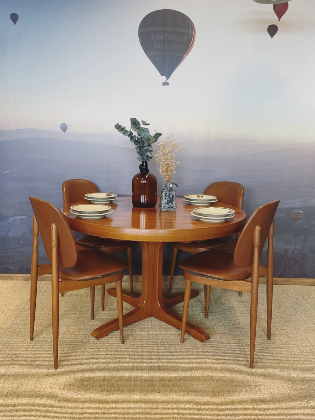 Bel ensemble de fabrication française, table ronde avec rallonge, et 6 chaises Baumann disponible en ligne!
#mobilier #mobiliervintage #décorationintérieure #baumann #vintageshop