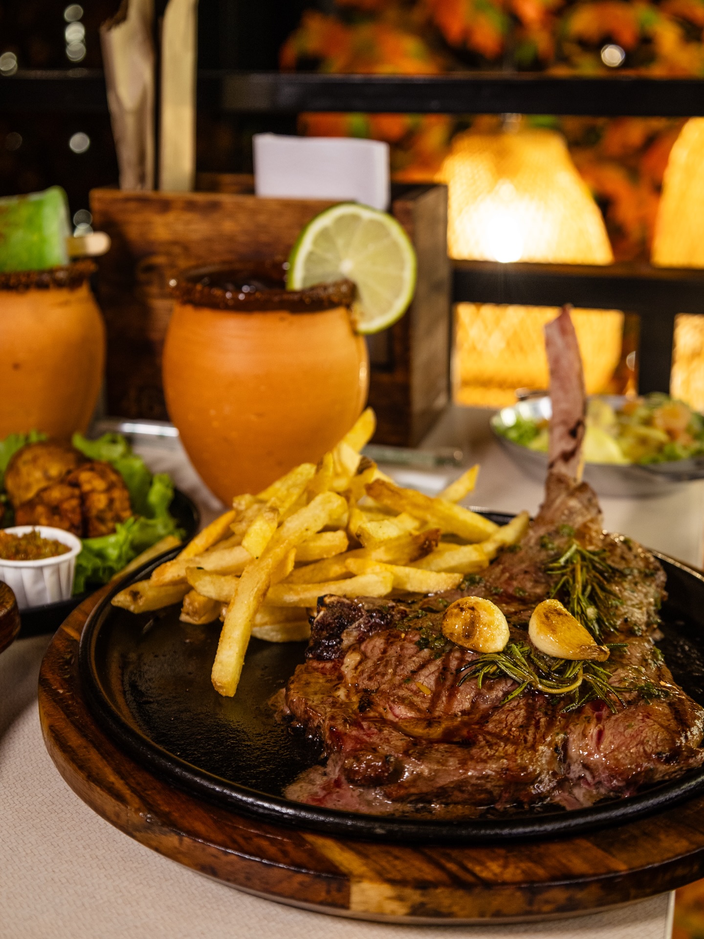 🍽️Restaurante recomendado: @dcacheparrilla
📌 Lee la nota completa en bloggaleriaderte.com
Tras años de esfuerzo incansable, la marca ha evolucionado hasta inaugurar su sede renovada en el barrio Playa Rica, un espacio de tres pisos, diseñado para que cada comensal se sienta como en casa, pero rodeado de una sofisticación técnica que rivaliza con los mejores restaurantes de alta gama.