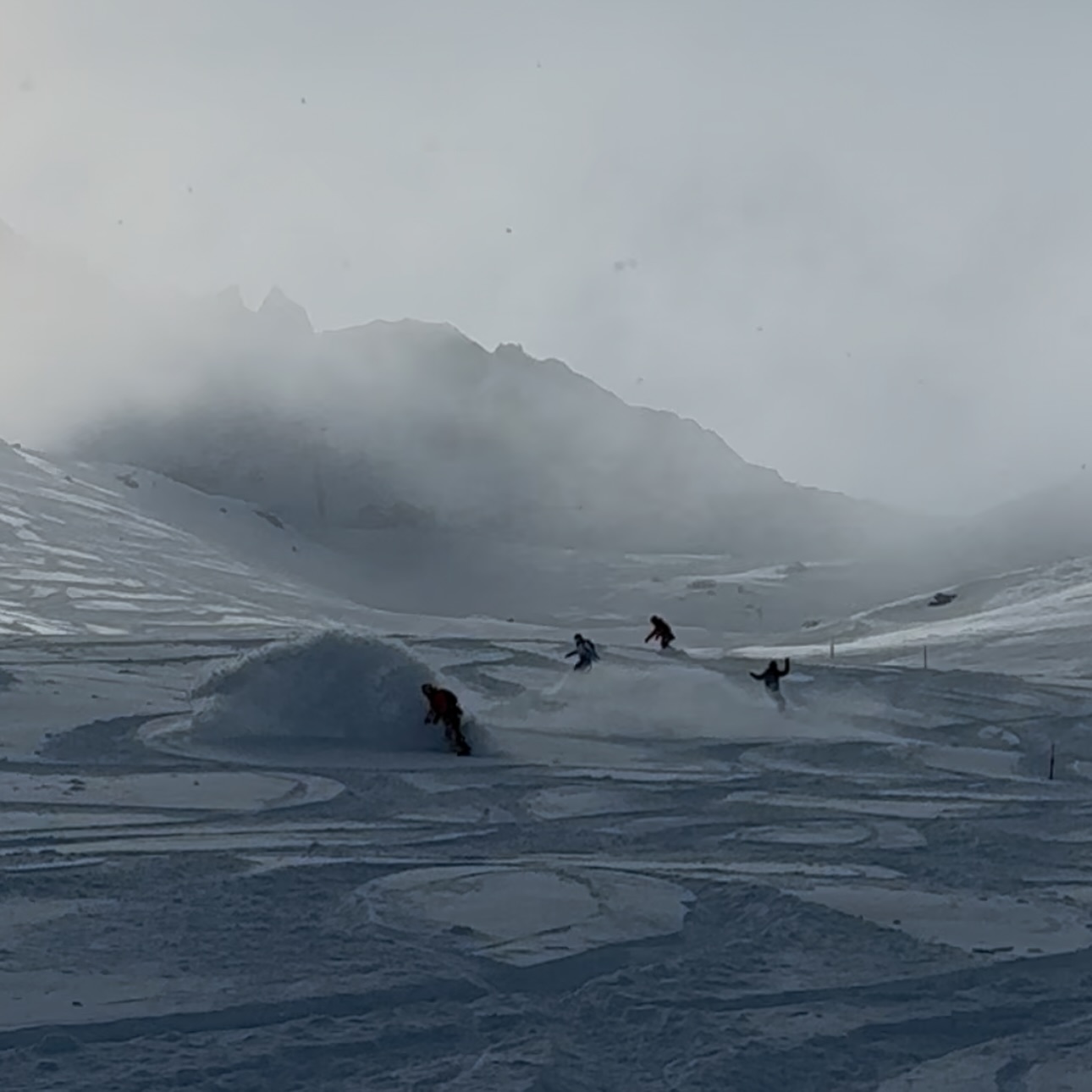 Day 3 with this team !!
@lunawave.retreats
#snowboarding #snowboard