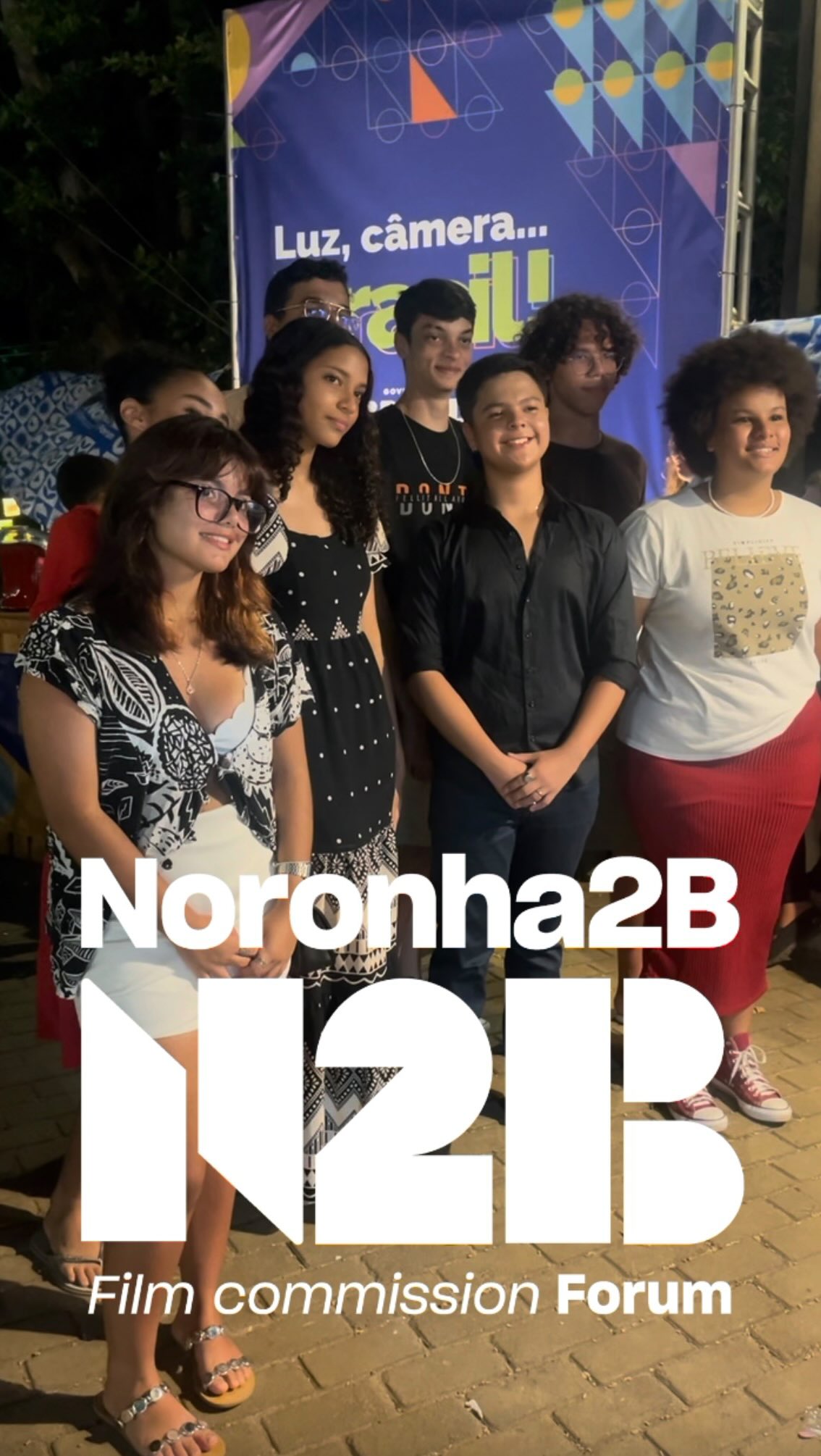 🎬 A história de Noronha na tela: o que foi o “Olhar de Dentro”!
A noite na Praça São Miguel ganhou um significado especial com a exibição do documentário Olhar de Dentro. O projeto, que nasceu de uma oficina com os estudantes da EREM Arquipélago Fernando de Noronha, emocionou a todos ao mostrar a ilha sob a perspectiva de quem a habita de verdade. 🎥🌊
Ver o trabalho desses jovens cineastas foi testemunhar a força da nossa identidade. Através de suas lentes, pudemos mergulhar:
Nas vivências e no cotidiano do barraqueiro Gilmar da Costa Silva;
Na sabedoria e nas memórias de Dona Eunice Maria de Oliveira, a moradora mais antiga de Noronha.
Mais do que aprender técnica, esses estudantes aprenderam a eternizar o olhar de quem vive a ilha por dentro. Foi uma celebração potente da conexão entre educação, cultura e território.
O 3º Noronha2B - Film Commission Forum é uma realização do Ministério da Cultura. Patrocínio: Ancine - Agência Nacional do Cinema, Embratur - Agência Brasileira de Promoção Internacional do Turismo, Ministério do Turismo, Prefeitura de Maricá, Banco do Nordeste, Lei de Incentivo à Cultura - Lei Rouanet, Ministério da Cultura, Governo Federal. Apoio: Youtube e Smiles. Produção: Anti Filmes.
Onde tem patrocínio, tem Governo do Brasil. Tem patrocínio ANCINE, tem Governo do Brasil. Onde tem patrocínio do Banco do Nordeste, tem Governo do Brasil. @govbr @GOV @embraturbrasil @visitbrasil #GovernodoBrasil #EmbraturBrasil #VisitBrasil