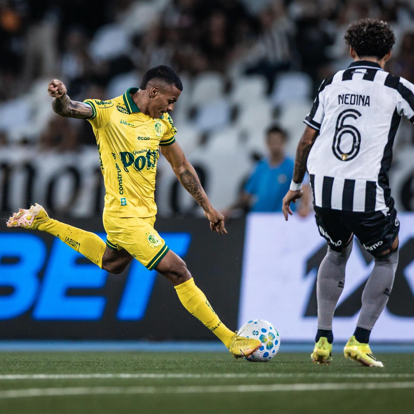 MIRASSOL PERDE MAIS UMA E SEGUE NA ZONA DE REBAIXAMENTO
O Mirassol foi derrotado por 3 a 2 pelo Botafogo e continua na zona de rebaixamento do Campeonato Brasileiro.
O time voltou a apresentar falhas defensivas e teve dificuldades para reagir ao longo da partida. Mesmo com uma tentativa de reação no fim, não foi suficiente para evitar mais um resultado negativo.
Situação preocupa: o Mirassol segue pressionado e precisa reagir para evitar o rebaixamento.
Mais informações no Portal Guilherme Baffi.