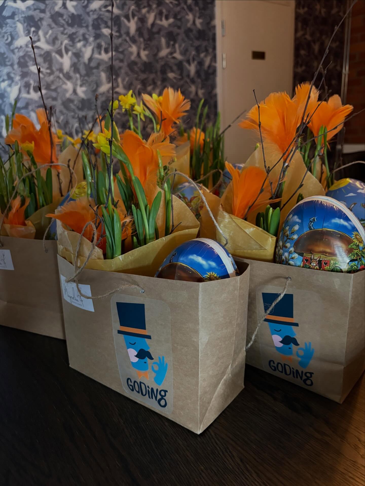 Glad påsk önskar vi från studion! Hoppas att ni njuter av både ledighet och godis😀
Vi försöker gynna de företagare som finns i området och i år köpte vi påskpresenter till alla coacher från @goding_ostersund och @magnoliablommor - så smart av dem att sätta ihop en påskpåse 🐣