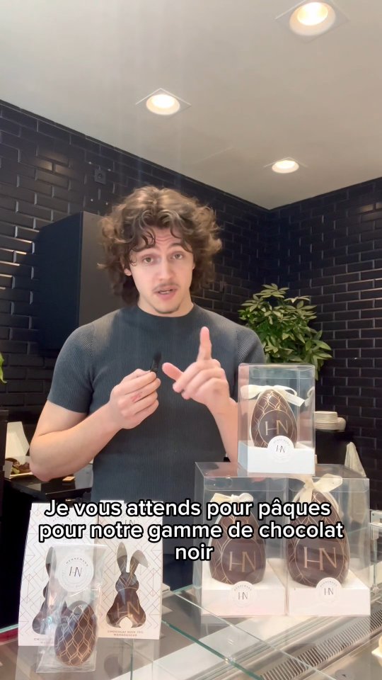 🐣🤎 L'Oeuf Tradition en chocolat Noir est là! 🤎🐣
Après la présentation de notre œuf au chocolat au lait hier… place aujourd’hui à l’intensité ✨
🥚 Marius vous présente notre œuf traditionnel au chocolat noir : incontournable, élégant et profondément gourmand.
🌼 Disponible en 5 formats, du plus mignon 40 gr au plus gourmand (jusqu’à 300g de pur bonheur)! 😍
... Et biensûr chaque œuf est garni de fritures en chocolat noir, pour encore plus de gourmandise et de surprises à l’intérieur 💫
Disponibles directement en boutique ou sur notre site internet !
📍 Nicolas Hennemann Chocolaterie Pâtisserie - Grand Hôtel-Dieu Lyon
#chocolat #paques #lyonfoodies #artisan #patisserie