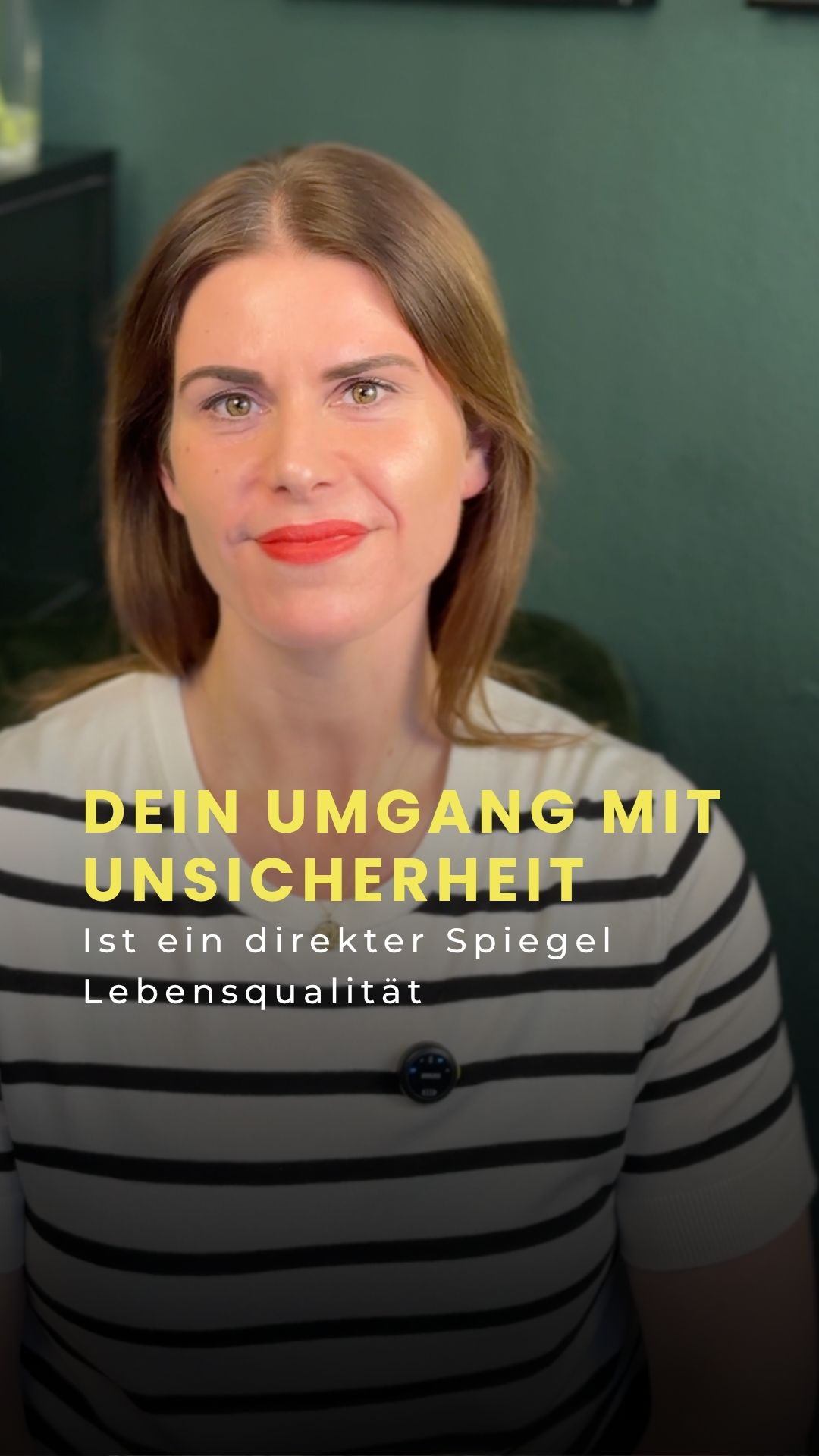 Hier findest du weitere Tipps, neue Blickwinkel und vertiefende Reflexionsfragen zum Video ⬇️
Die Qualität deines Lebens hängt direkt davon ab, wie gut du mit Unsicherheit umgehen kannst. Nicht das Ungewisse selbst ist das Problem, sondern dein innerer Widerstand dagegen. Wahre Sicherheit findest du nicht durch die Kontrolle im Außen, sondern durch das Vertrauen in deine eigenen Fähigkeiten – egal, was kommt.
Der Deep Dive in deine Selbstreflexion:
• Versuche ich oft, Situationen zwanghaft zu kontrollieren, nur um die Angst vor dem Ungewissen kurzzeitig zu betäuben?
• Verliere ich mich in Sorgen über „Was wäre wenn“, anstatt meine Kraft für den nächsten konkreten Schritt zu nutzen?
• Vertraue ich mir selbst genug, um zu wissen, dass ich auch mit unvorhergesehenen Herausforderungen souverän umgehen kann?
• Mache ich meine innere Ruhe davon abhängig, dass im Außen alles perfekt und planbar abläuft?
• Welchen Preis zahle ich für mein Sicherheitsbedürfnis, wenn ich dadurch wertvolle Chancen und Momente verpasse?
Schreib es mir gerne in die Kommentare: Wie gehst du aktuell mit Situationen um, die du nicht kontrollieren kannst? 👇
📌 Speichere dir das Video, um jederzeit darauf zurückkommen zu können. + Folge mir für tägliche Inspiration und Coaching Tools für echte Umsetzung im Alltag. Auf meinem Kanal geht es um Selbstführung, Klarheit, Kommunikation und echtes Selbstbewusstsein.
🎯 Du suchst Unterstützung bei deiner persönlichen Entwicklung? Als systemischer Coach biete ich auch 1:1 Online Coachings an 💻
#Resilienz #Selbstführung #Mindset #Persönlichkeitsentwicklung #Selbstreflexion