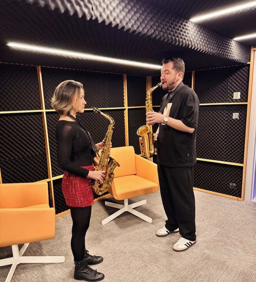 Sıfırdan başla ya da kendini ileri taşı.
Tamamen sana özel bir yolculuk.
Bireysel saksafon dersleri için DM 📩