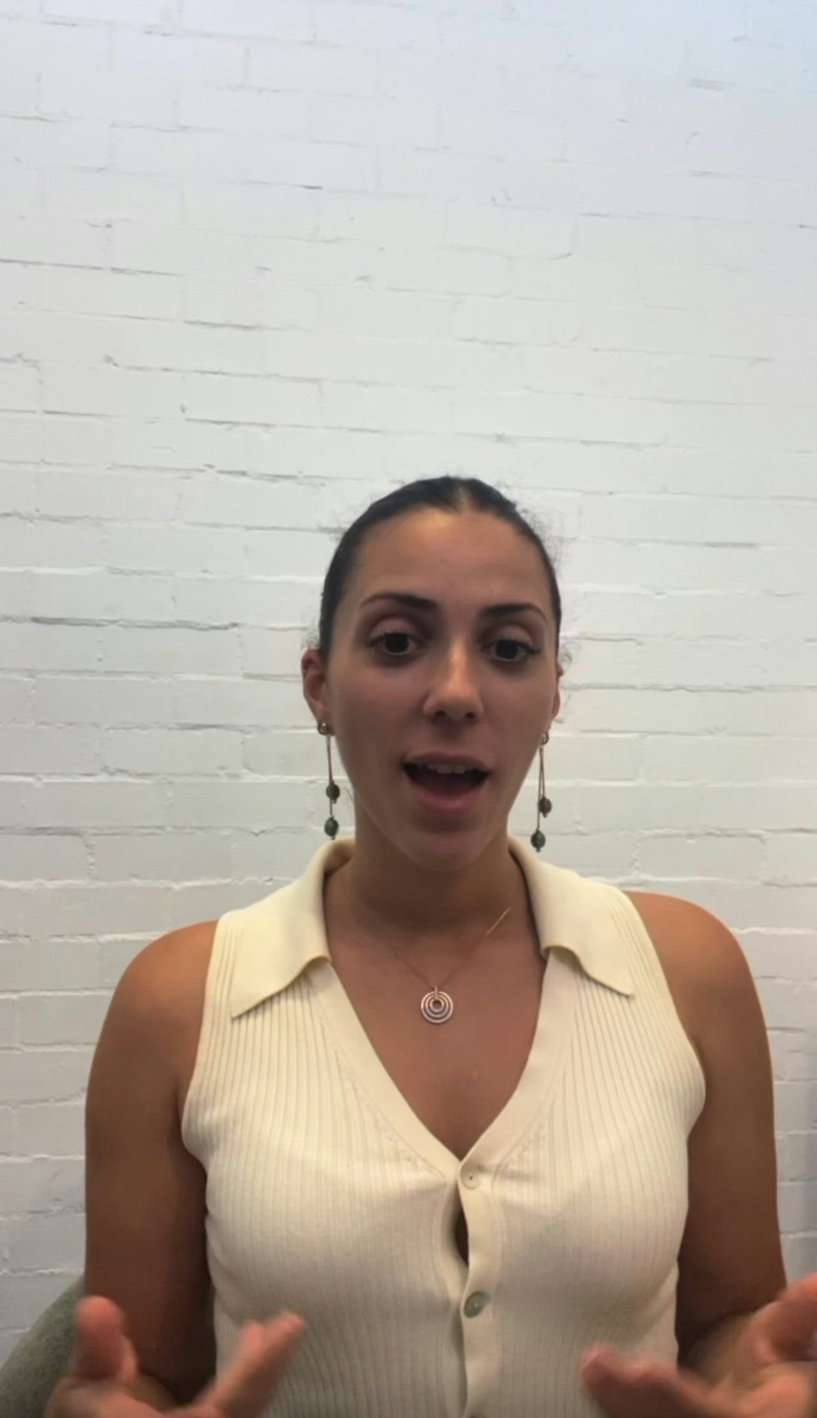 If your lower notes feel breathy or unclear, this is for you!
Instead of thinking âdownâ, try visualising the sound travelling forward (almost like youâre speaking to someone across the room).
This helps engage the voice more efficiently â giving you clearer, stronger low notes without forcing.
#VocalTechnique #SingingTips #VoiceControl #ClearerNotes #EngageYourVoice #SoundProjection #BreathyToStrong #LowerRegister