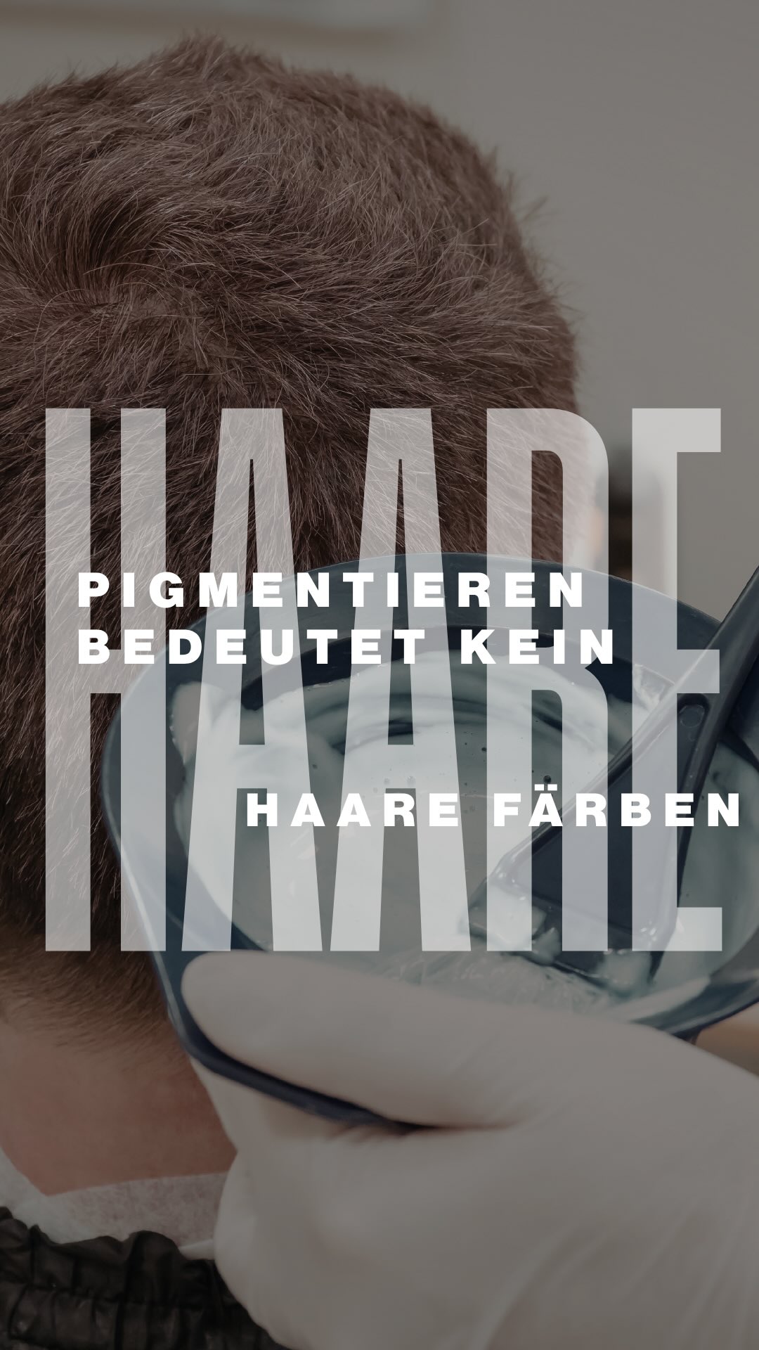 Haarpigmentierung? Also Haare färben?
Diese Verwechslung begegnet mir tatsächlich häufig.
Und ich verstehe auch, warum.
Das Wort „Pigment“ kennt man aus dem Friseurbereich, da geht es um die natürliche Farbe des Haares.
Aber bei der Haarpigmentierung sprechen wir nicht vom Färben, wie beim Friseur. Wir pigmentieren keine Haare mit neuer Farbe.
Wir setzen kleine, follikelähnliche Punkte in die Kopfhaut, die optisch wieder Dichte erzeugen.
Das ist ein komplett anderes Prinzip.
Und genau deshalb wird es so oft verwechselt.
Gerade bei Haarausfall, lichten Stellen oder Geheimratsecken reicht Farbe allein nicht aus,
weil das eigentliche Problem nicht die Haarfarbe ist,
sondern die fehlende Struktur.
Deshalb ist Aufklärung so wichtig.
Damit du weißt, was wirklich möglich ist und was eben nicht.
📍 Haarpigmentierung & Beratung in Potsdam
für Männer und Frauen mit Haarausfall oder dünner werdendem Haar.
#potsdam #smp #haarpigmentierung #haarverlust