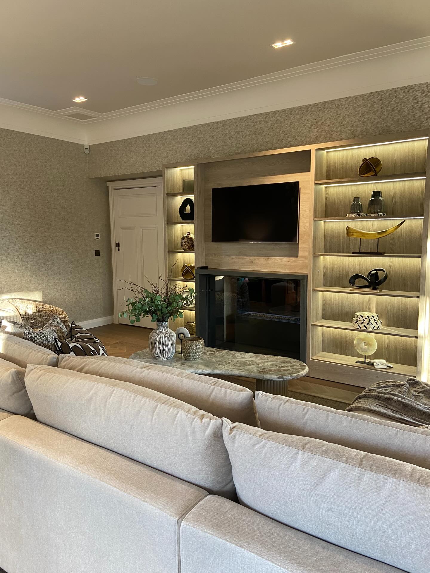 We’ve been quiet on socials but busy behind the scenes! At Ashgrove we’ve been working hard fulfilling bespoke orders like this commissioned beautiful media wall. 2 complementary wood finishes from the #cleaf range, incorporating dimmable, neutral white led lighting and hidden storage for media equipment. Thinking of going bespoke? DM us for details.
#interiordesign #design #interior #glasgow interiors