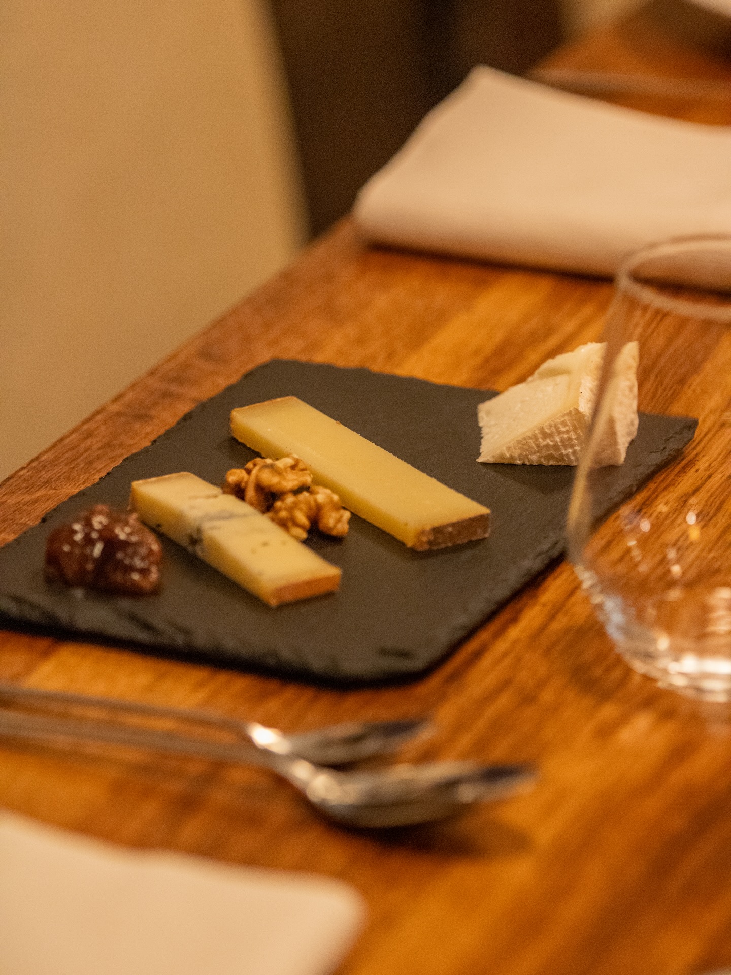 Une sélection de fromages affinés, entre caractère et délicatesse, pour prolonger le plaisir de la dégustation 🧀
‣ Réservez votre table sur www.larazur.fr