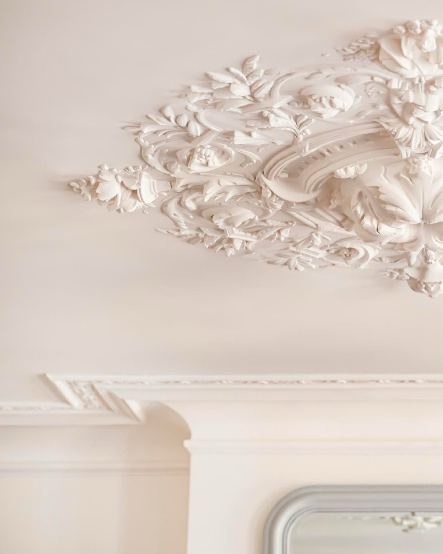 Redonner une âme à un lieu, c’est parfois révéler ce qui avait disparu ✨
Dans cet appartement haussmannien, nous avons choisi d’ajouter une nouvelle rosace en staff, sans contour, comme si chaque élément de décor avait été posé un à un, avec délicatesse et intention.
Ce travail s’inscrit dans une démarche plus globale de mise en valeur : parquet en point de Hongrie, fenêtres à gueule de loup, corniches restaurées ou recréées… Chaque détail compte pour retrouver l’élégance d’origine.
Ces rosaces, centrées sur les espaces de vie, viendront bientôt accueillir des suspensions qui souligneront la douceur et l’équilibre du salon.
Un dialogue entre patrimoine et intervention contemporaine, pour redonner tout son cachet à cet intérieur.
Photo @julien_pepy_photographe
Rosace @staff.decor
#architectureinterieure #renovationhaussmannien #decorationinterieur #patrimoine #designfrancais