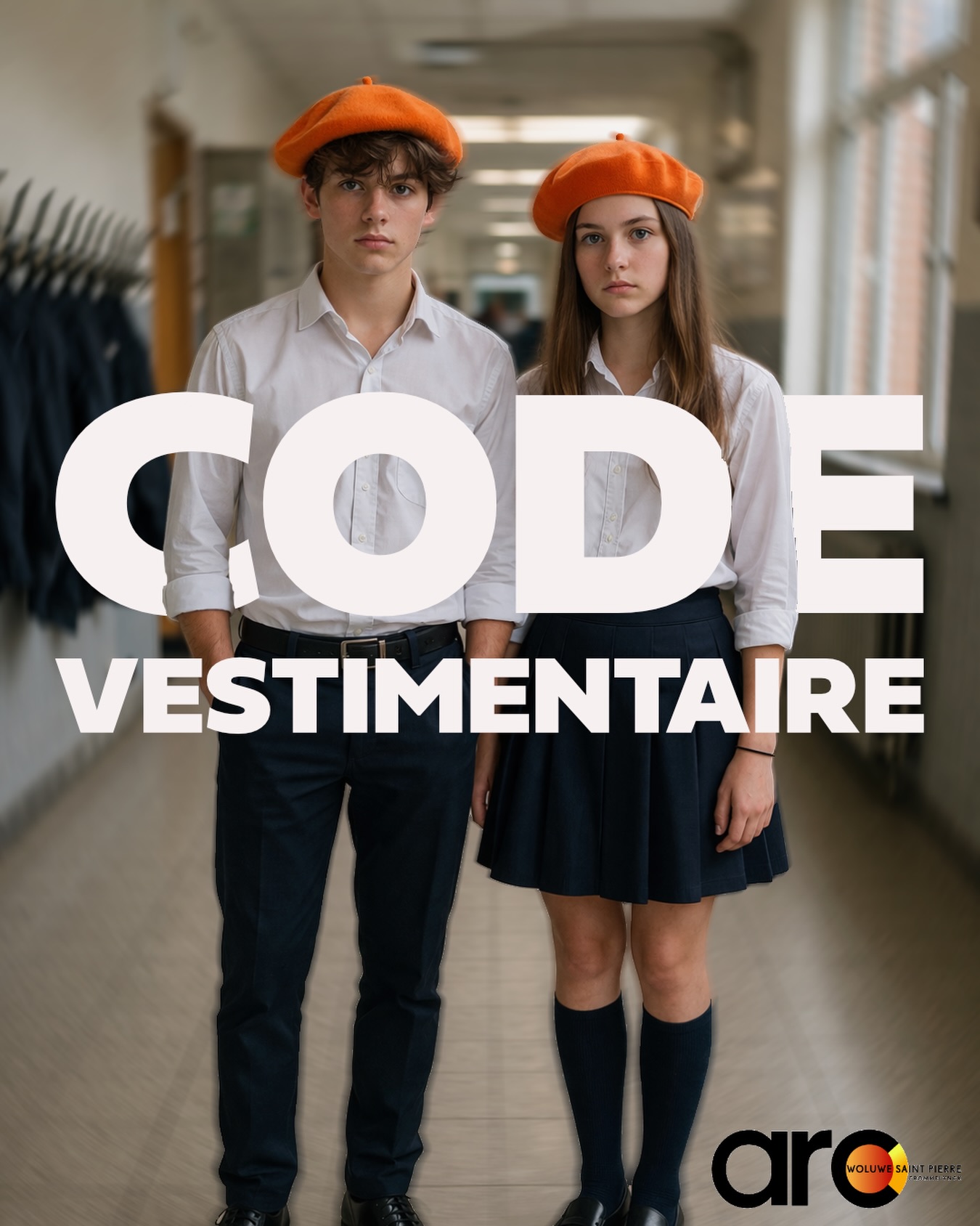 🟠 COMMUNIQUÉ OFFICIEL — ATHÉNÉE ROYAL CROMMELYNCK
Objet : Instauration d’une tenue vestimentaire unifiée à partir de la rentrée 2026-2027
L’Assemblée Générale des professeurs de l’Athénée Royal Crommelynck a approuvé, lors de la séance de ce jour, l’instauration d’une tenue vestimentaire commune et obligatoire pour l’ensemble des élèves de l’établissement, à compter du 24 août 2026.
Cette décision s’inscrit dans le cadre du projet d’établissement visant à renforcer le sentiment d’appartenance, à réduire les inégalités visibles entre élèves et à affirmer l’identité visuelle de l’école.
La tenue officielle se composera des éléments suivants :— Chemise blanche unie — Pantalon ou jupe bleu marine — Chaussures noires — Béret orange, pièce distinctive et obligatoire aux couleurs de l’établissement
Les modalités pratiques (fournisseurs agréés, tarifs, procédure d’exemption) seront communiquées aux familles via Ecole En Ligne avant la fin du mois de juin 2026.
La direction remercie la communauté scolaire pour sa compréhension et son adhésion à ce projet commun.
Athénée Royal Crommelynck — Bruxelles