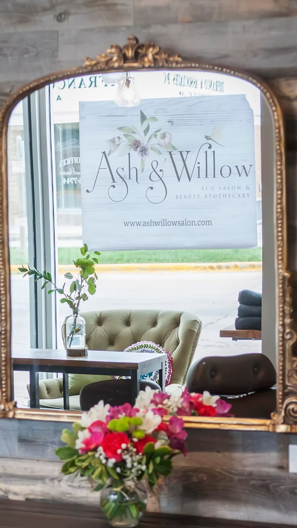 I think this place was made for women like you and me in mind! Truly a one-stop-shop for beauty.
From a lash lift and tint to hair, nails, and the treatments I’m performing for patients, it’s a space filled with talented professionals who each bring their own specialty.
Lash lift & tint by @triciatedescobeauty
Hair by @scaito.creations
📍 610 Devon Ave Park Ridge