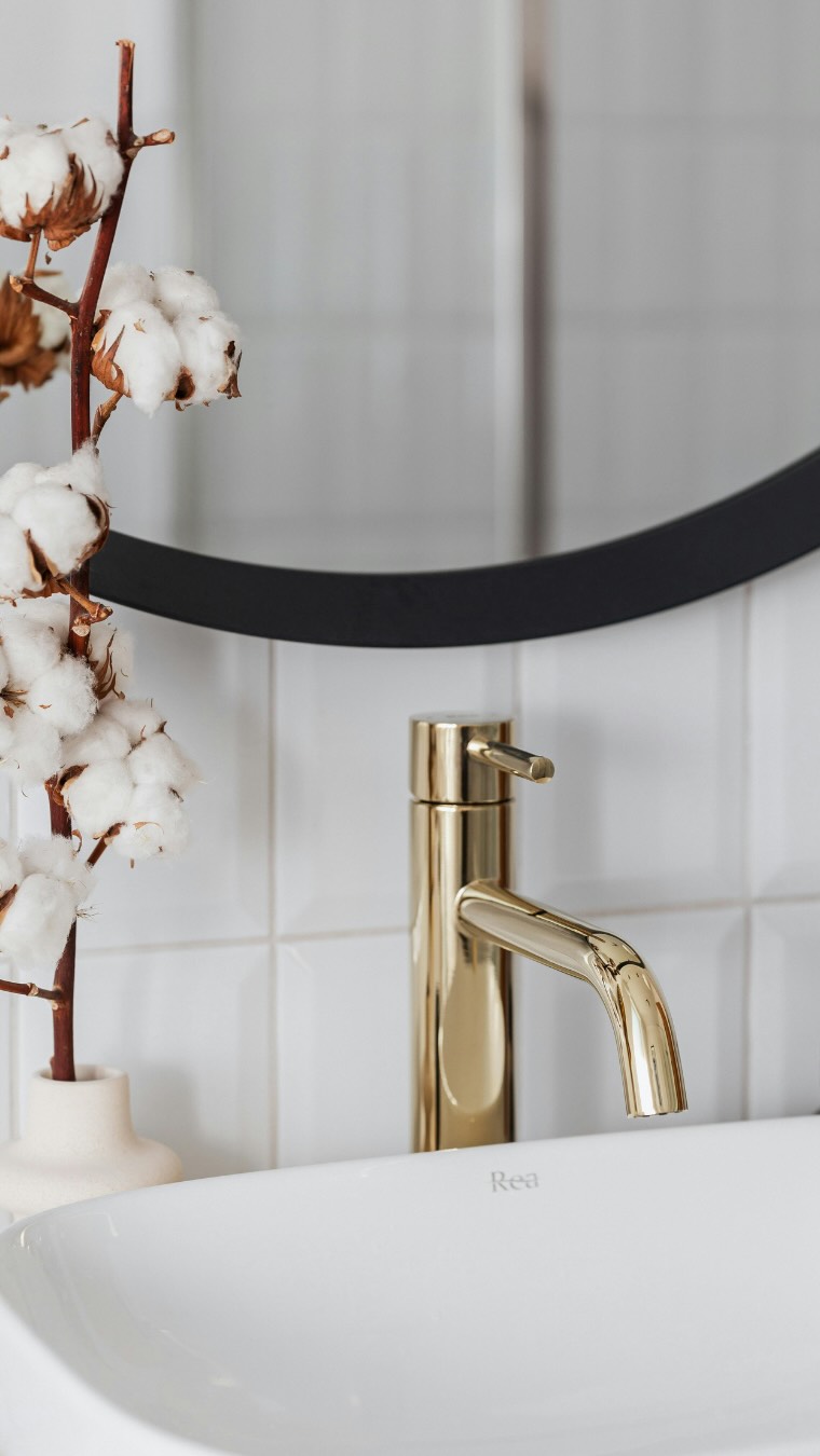 KLARTEXT ⤵️
Du hast recht, im ersten Moment erscheint diese Dienstleistung als purer Luxus und viel zu teuer.
Lass uns aber einen deep dive in deine Welt machen:
Du bist ständig müde
Du bist erschöpft vom Familienalltag
Du bist schnell genervt
und: Du kommst einfach nicht hinterher! Haushalt, Kids, Alltag, Job etc.
Ich sag dir: du hast noch kein System gefunden, das deinen Alltag unterstützt.
Ausserdem (sorry, aber die Wahrheit muss raus), hast du einfach ZU VIEL.
Zu viel, das dich ablenkt.
Zu viel, das dir Entscheidungen treffen, deutlich erschwert.
Zu viel, dass dich hindert, deinen Alltag entspannt zu leben.
Vielleicht fragst du dich einfach mal: Wie viel kostet mich das Chaos um mich herum täglich? Wie viel Energie verschwende ich, weil ich nichts finde?
Und plötzlich merkst du, dass du schon lange viel zu viel für dein Chaos bezahlst.
Wenn du bereit bist für eine Veränderung schreib ‚bereit‘ in die Kommentare. 💫
.
.
.
.
.
.
home organizing | decluttering | familienalltag | ordnungssysteme | ordnung schaffen | schweiz | aufräumhilfe | bern | organisieren | kleiderschrank | aufräumen | thehomeedit
#thun #loslassen #minimalismus #mariekondo #ordnungstipps