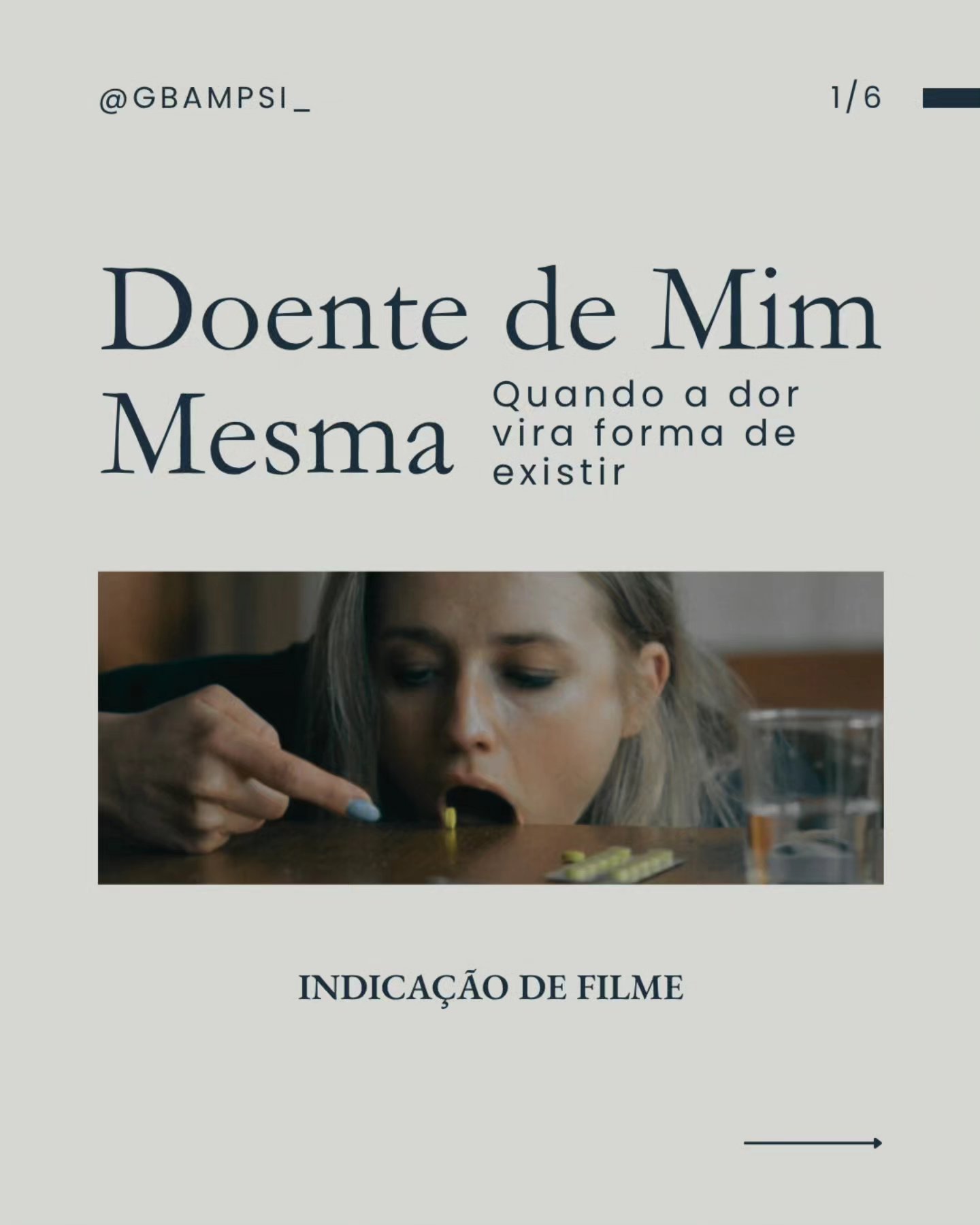 🎬 Doente de Mim Mesma é uma comédia ácida e grotesca que nos apresenta Signe, uma jovem presa numa vida invisível e apagada. Em um relacionamento estagnado com Thomas, um artista narcisista que conquista atenção mesmo por meios questionáveis, Signe se sente cada vez mais diminuída.
Desesperada por cuidado e reconhecimento, ela toma uma decisão extrema: provocar uma doença grave em si mesma para finalmente ser vista e receber carinho, algo que nunca experimentou de verdade.
Por trás do absurdo dessa escolha, ecoa uma pergunta profunda e dolorosa:
“Se ninguém me vê… eu existo?”
Signe não quer apenas existir; ela quer ser especial, notada, importante. No mundo em que vivemos, parece que só quem brilha, sofre bonito ou vira espetáculo realmente recebe afeto.
Mas e quando o único jeito de se sentir amado é através da própria dor?
A doença de Signe é sintoma de uma identidade fragmentada e de um mundo que ensina que, para ser amado, é preciso ser extraordinário, trágico ou os dois.
O filme provoca e incomoda, nos convidando a refletir:
✨ Quanto da nossa dor é um pedido silencioso para ser visto?
✨ Quanto temos moldado quem somos para caber no olhar dos outros?
Além disso, o filme aborda temas importantes para a psicologia:
• Identidade e construção do “eu”
• Vazio existencial e angústia de não ser
• Cultura da performance e da visibilidade
• Relações abusivas e dinâmicas narcísicas
Talvez a verdadeira cura esteja em algo simples, mas profundo: poder ser quem se é, sem performance, sem vitrine, sem aplausos.
🧠 Psicologia clínica | Graziela Belarmino | CRP 02/22267